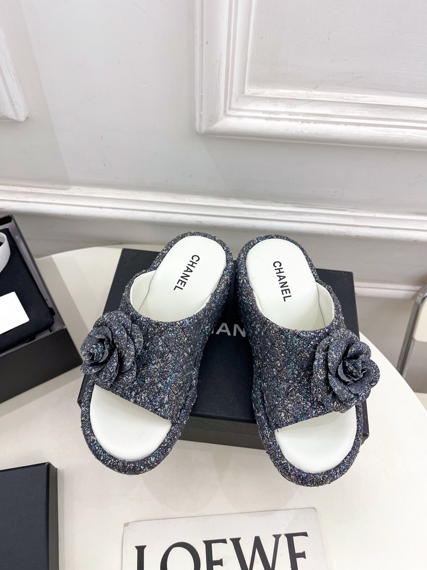 𝐂𝐇𝐀𝐍𝐄𝐋  | 小香  25𝐬𝐬 

🦋2025 春夏新品 小香山茶花菱格厚底松糕拖鞋系列上新〰


