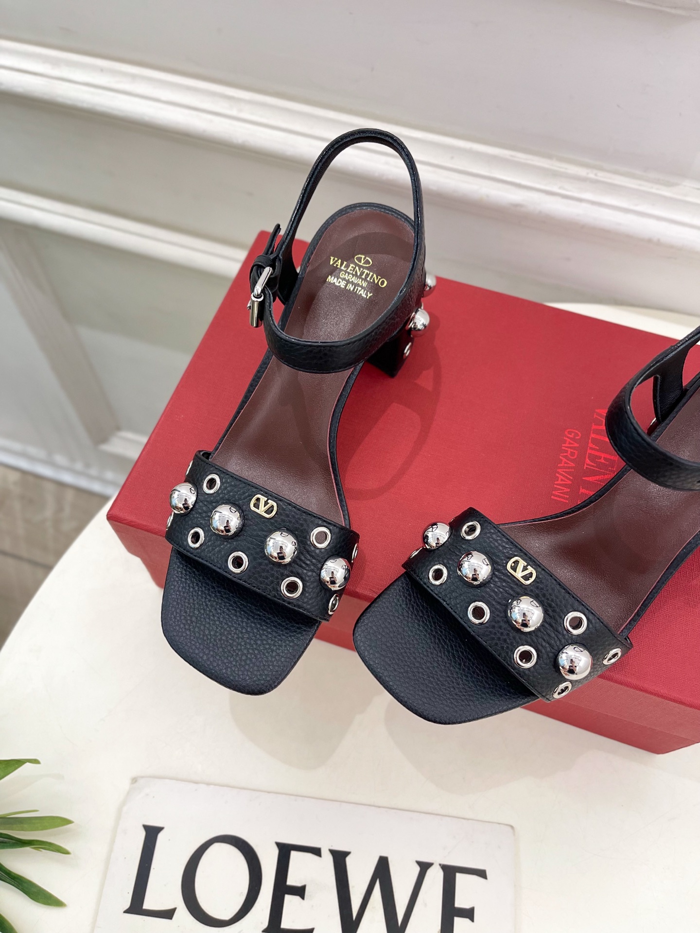 Valentino 华伦天奴 2025春夏新品 VT鉚钉粗跟凉鞋上新☑️
——————————————
