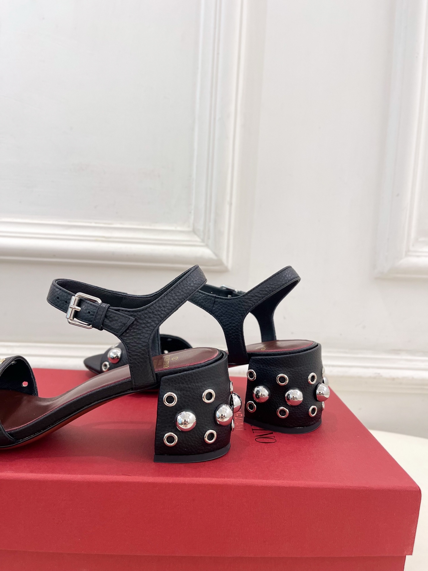 Valentino 华伦天奴 2025春夏新品 VT鉚钉粗跟凉鞋上新☑️
——————————————
