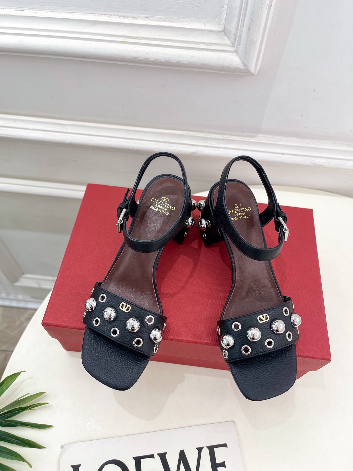 Valentino 华伦天奴 2025春夏新品 VT鉚钉粗跟凉鞋上新☑️
——————————————
