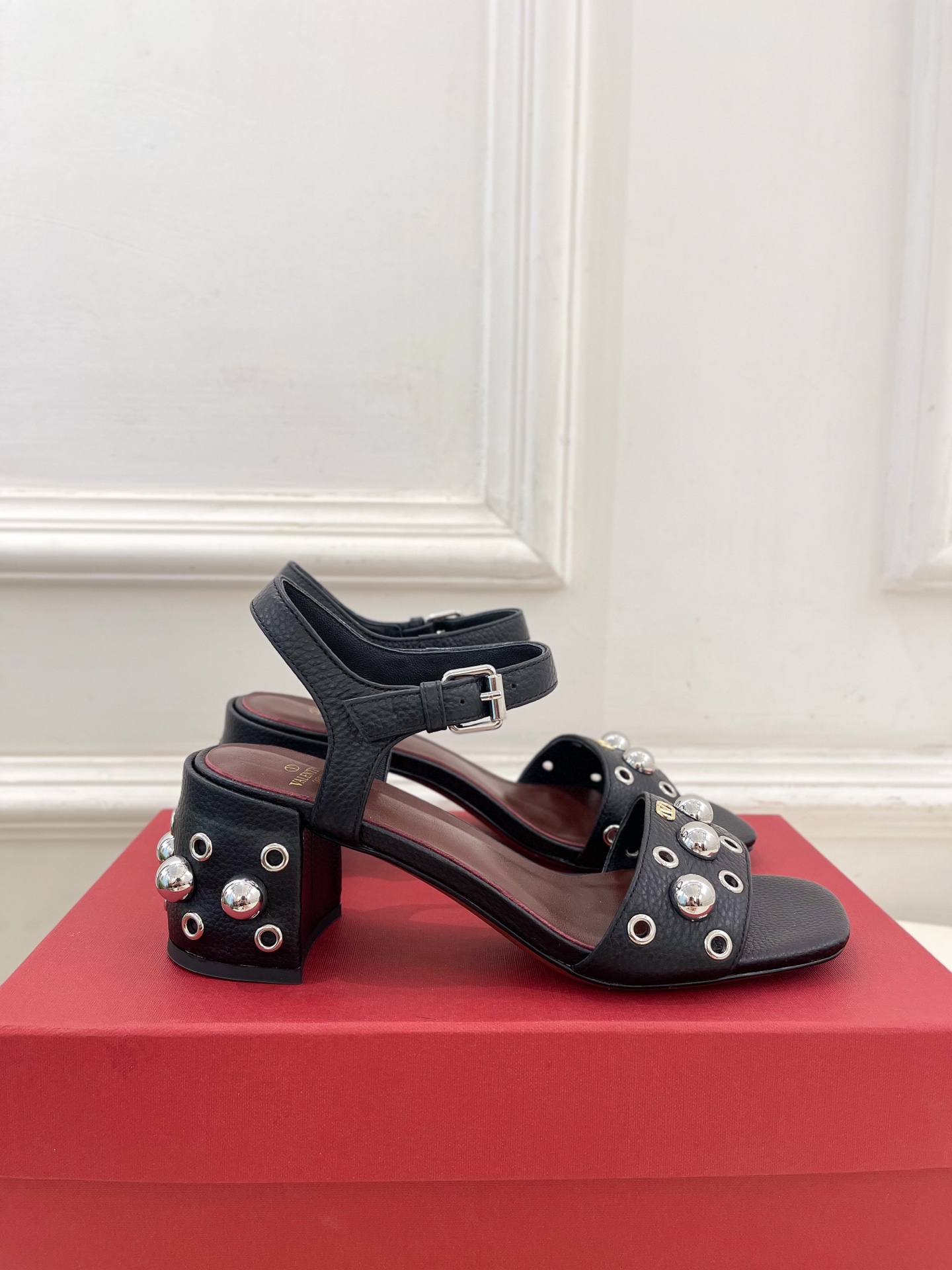 Valentino 华伦天奴 2025春夏新品 VT鉚钉粗跟凉鞋上新☑️
——————————————
