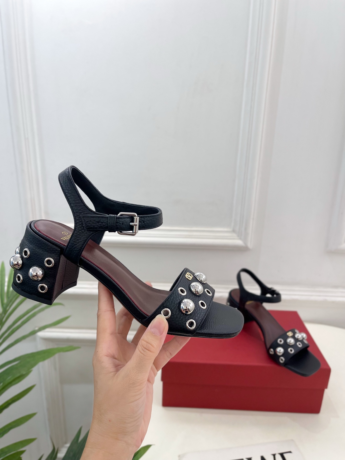 Valentino 华伦天奴 2025春夏新品 VT鉚钉粗跟凉鞋上新☑️
——————————————
