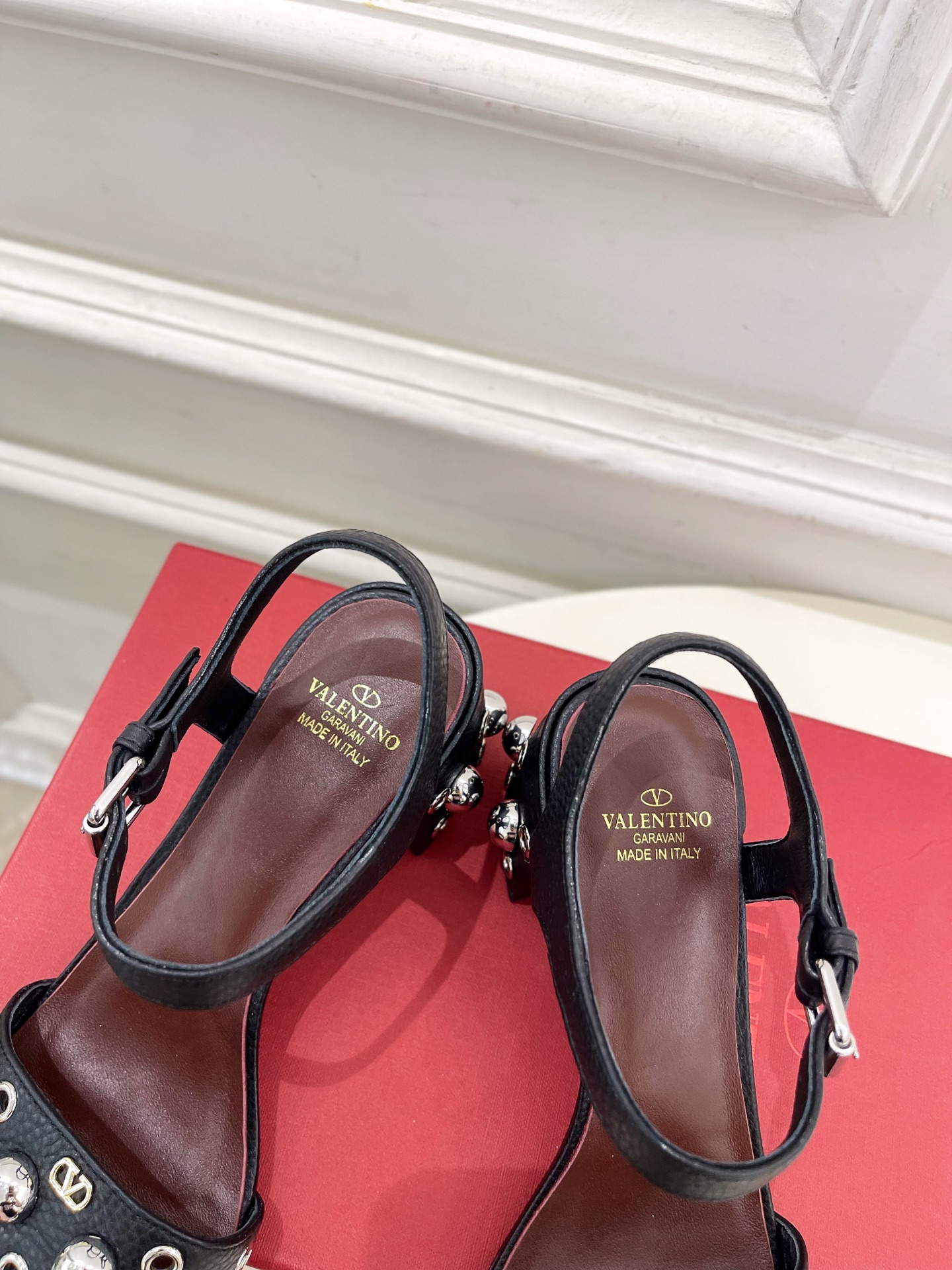 Valentino 华伦天奴 2025春夏新品 VT鉚钉粗跟凉鞋上新☑️
——————————————
