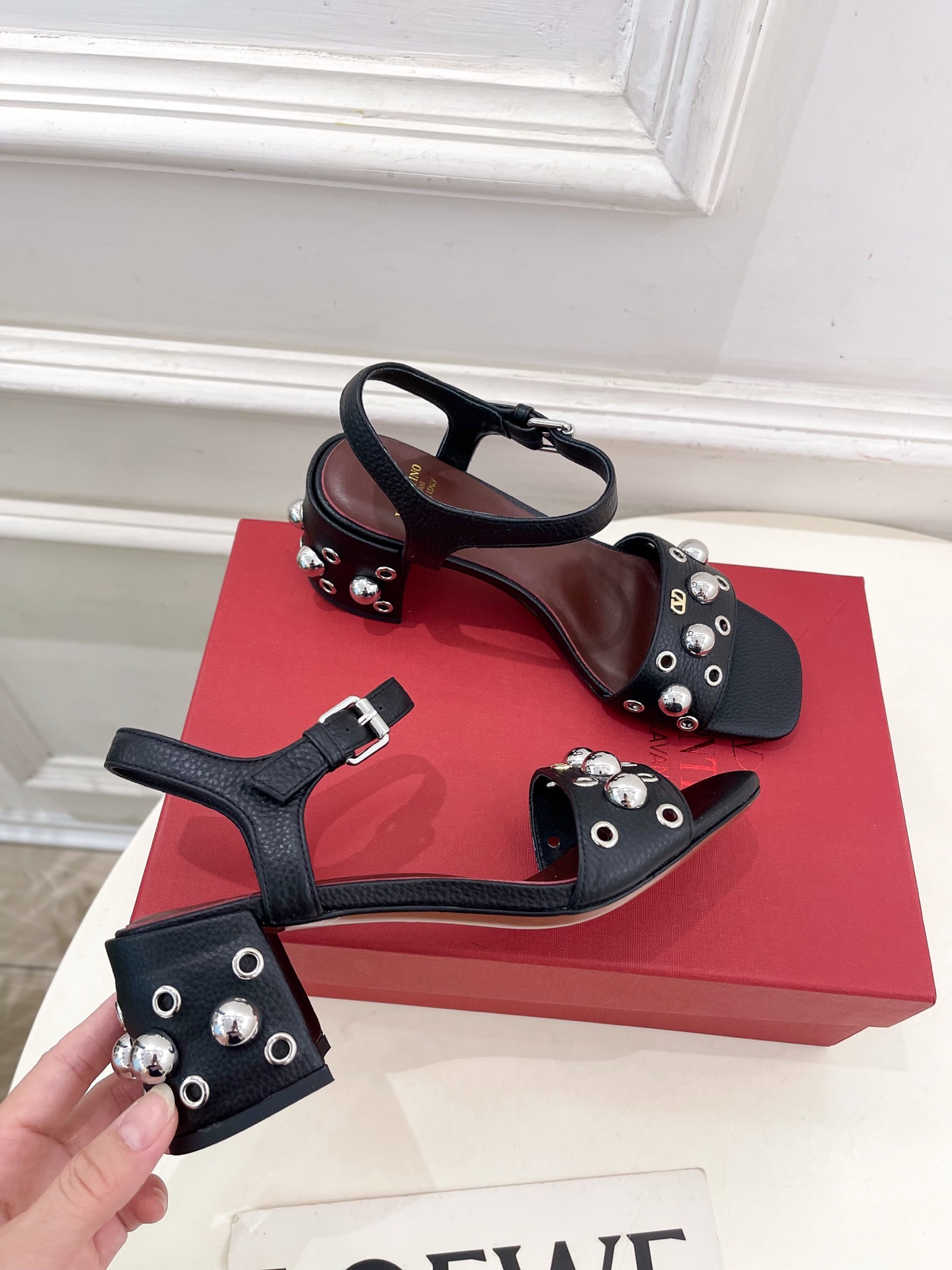 Valentino 华伦天奴 2025春夏新品 VT鉚钉粗跟凉鞋上新☑️
——————————————
