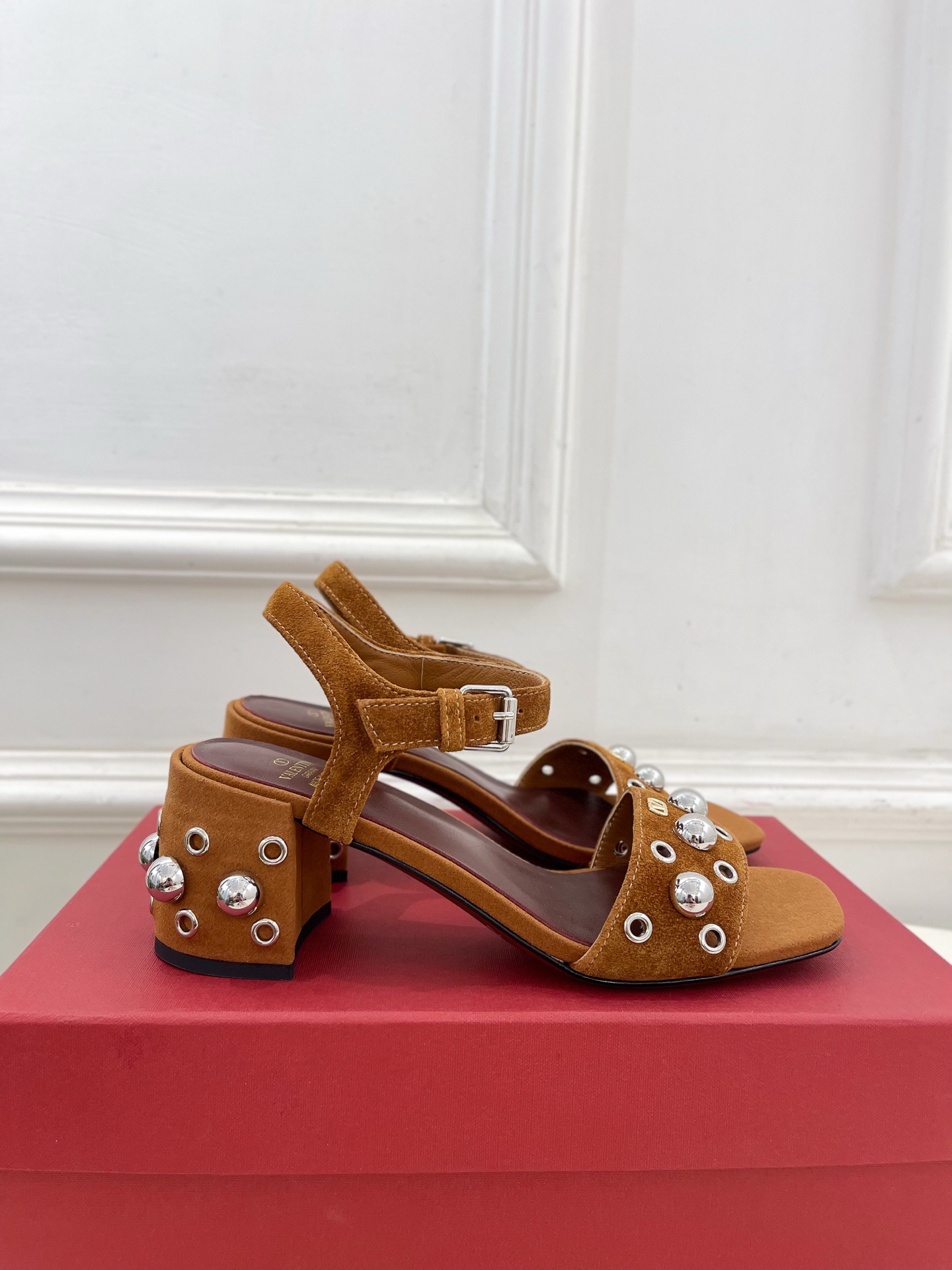 Valentino 华伦天奴 2025春夏新品 VT鉚钉粗跟凉鞋上新☑️
——————————————
