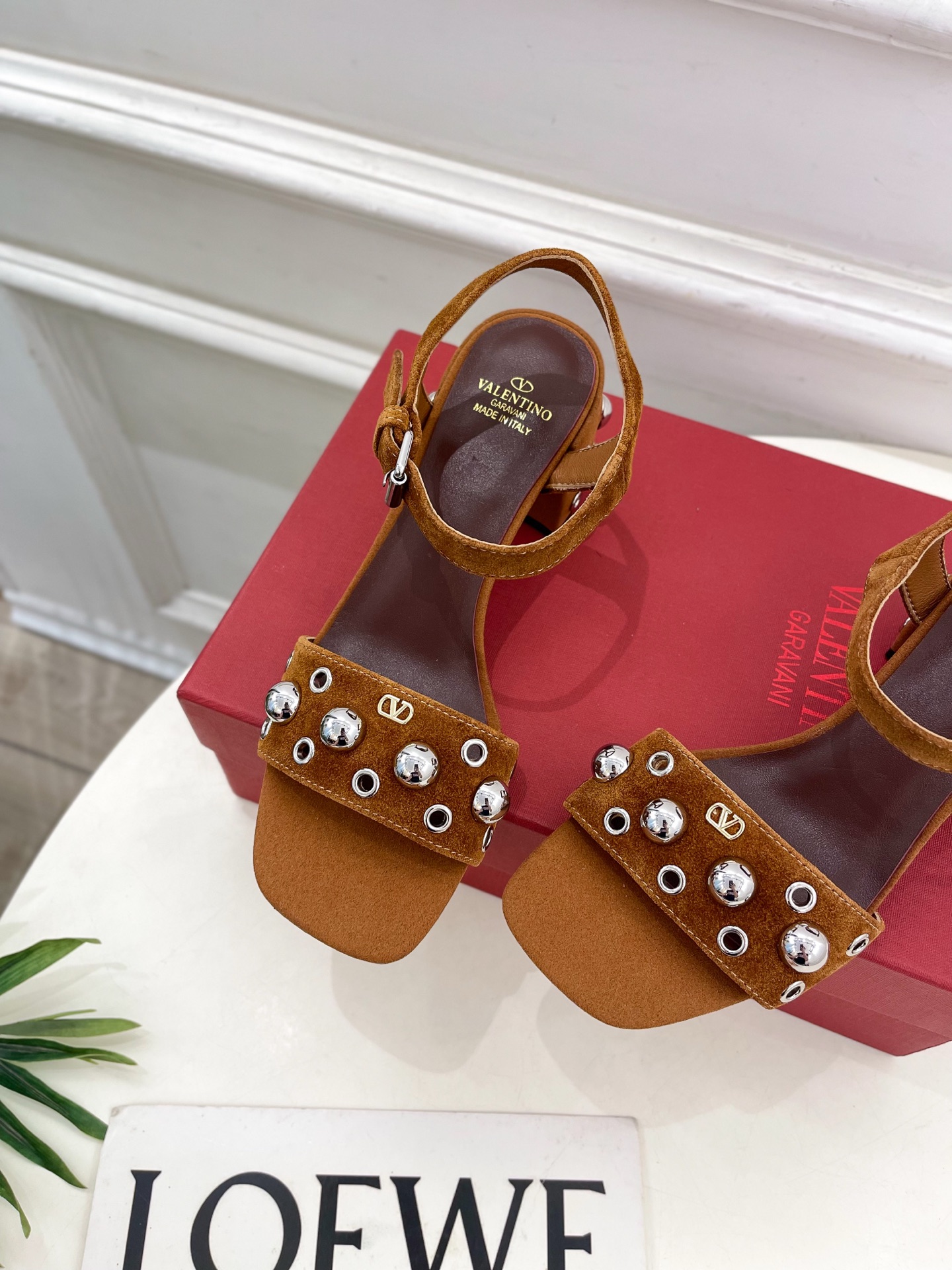Valentino 华伦天奴 2025春夏新品 VT鉚钉粗跟凉鞋上新☑️
——————————————
