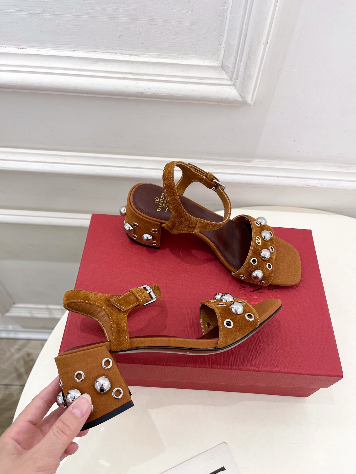 Valentino 华伦天奴 2025春夏新品 VT鉚钉粗跟凉鞋上新☑️
——————————————
