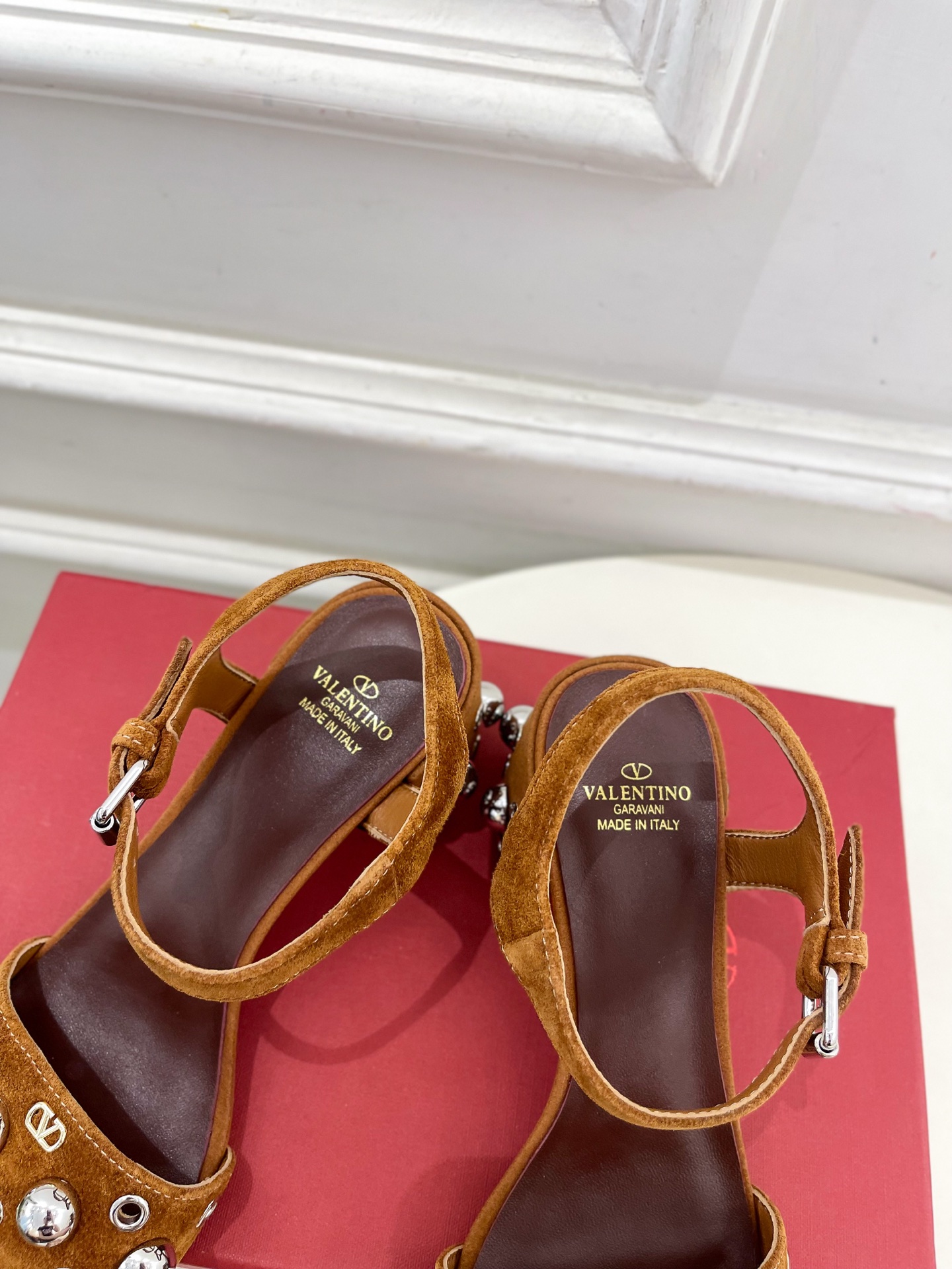 Valentino 华伦天奴 2025春夏新品 VT鉚钉粗跟凉鞋上新☑️
——————————————
