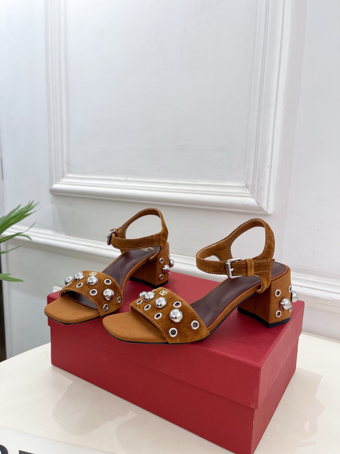 Valentino 华伦天奴 2025春夏新品 VT鉚钉粗跟凉鞋上新☑️
——————————————
