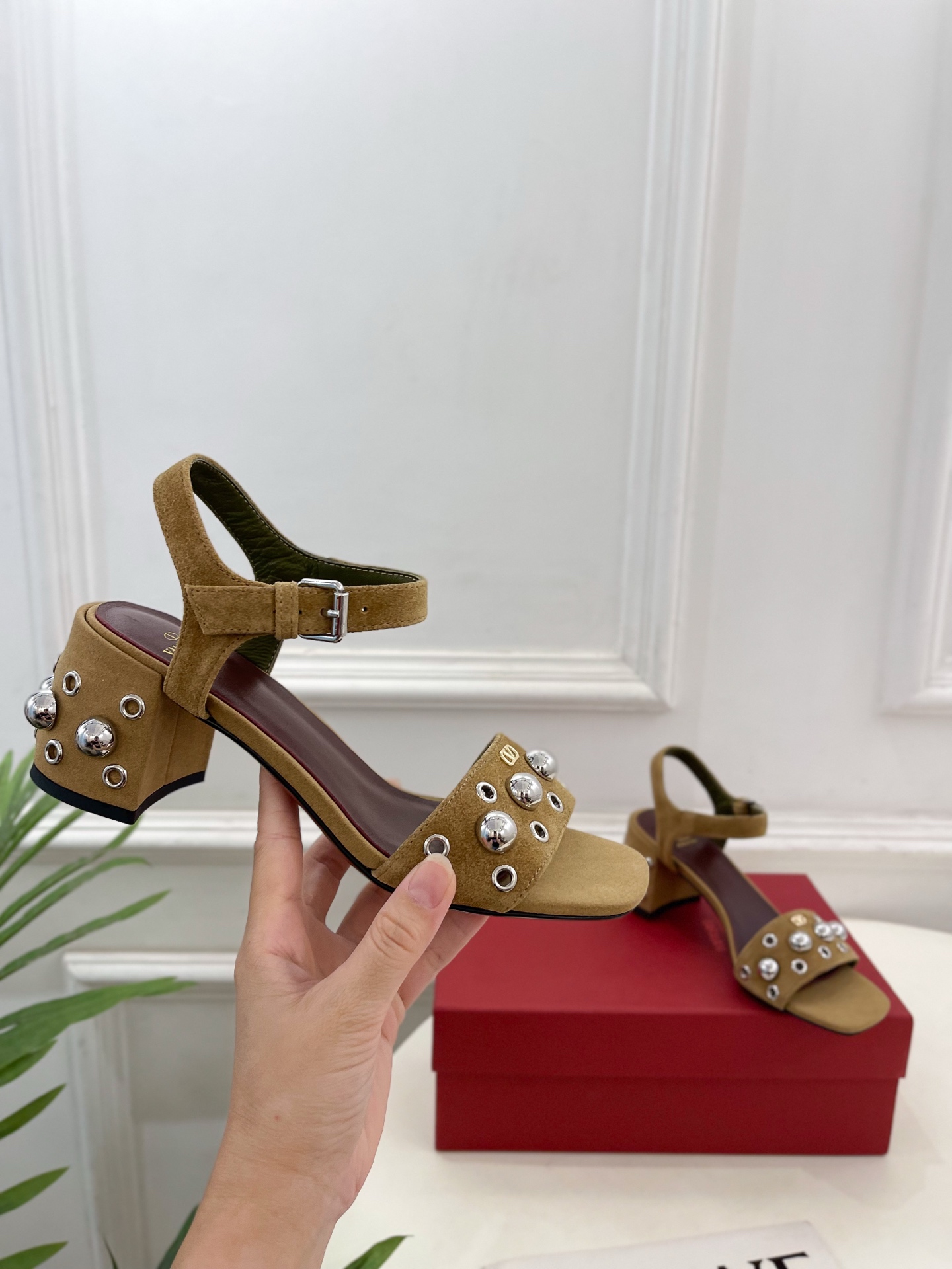 Valentino 华伦天奴 2025春夏新品 VT鉚钉粗跟凉鞋上新☑️
——————————————
