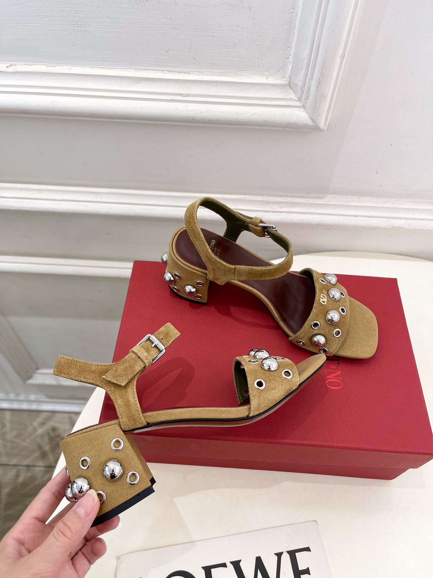 Valentino 华伦天奴 2025春夏新品 VT鉚钉粗跟凉鞋上新☑️
——————————————
