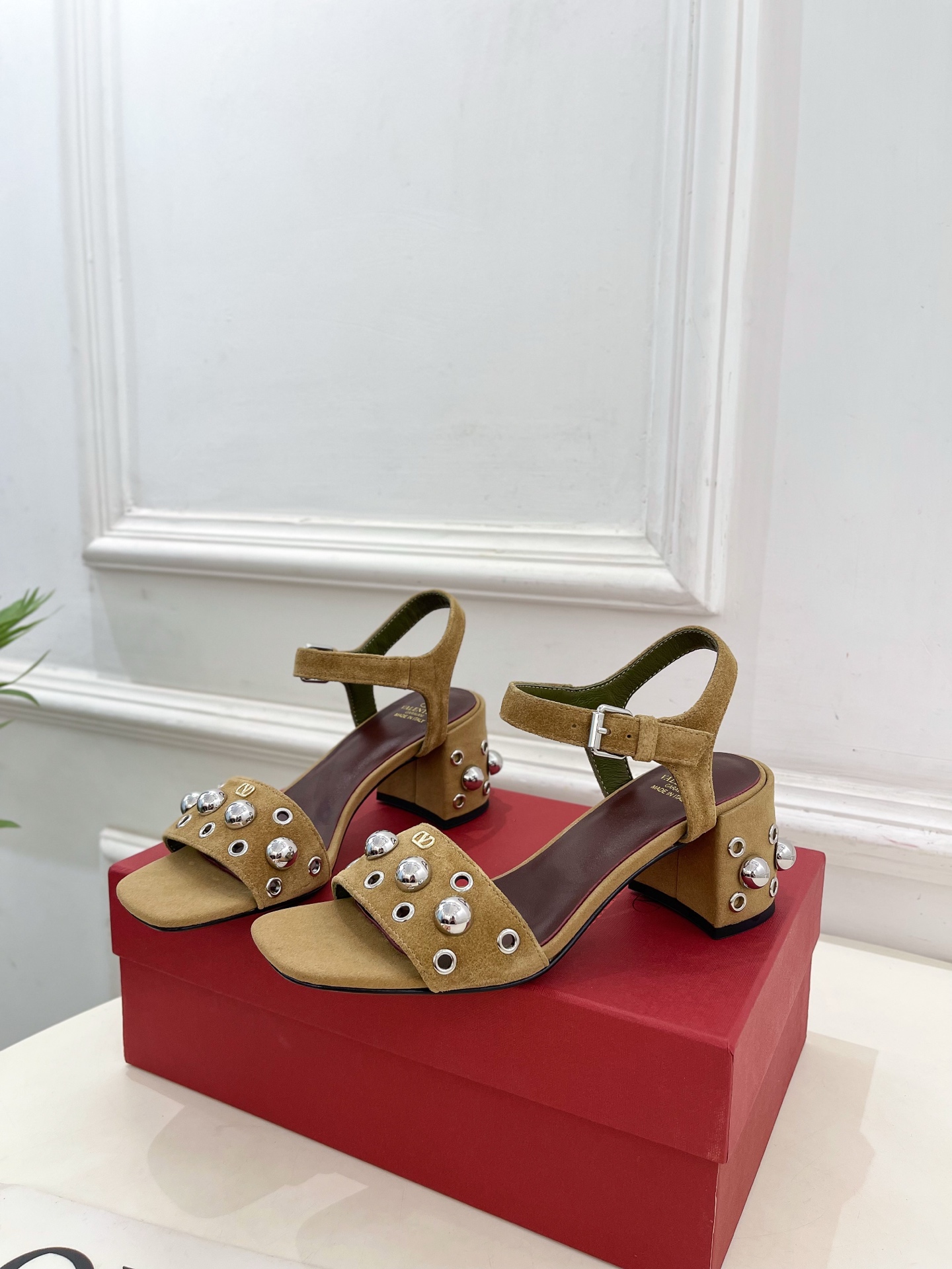 Valentino 华伦天奴 2025春夏新品 VT鉚钉粗跟凉鞋上新☑️
——————————————
