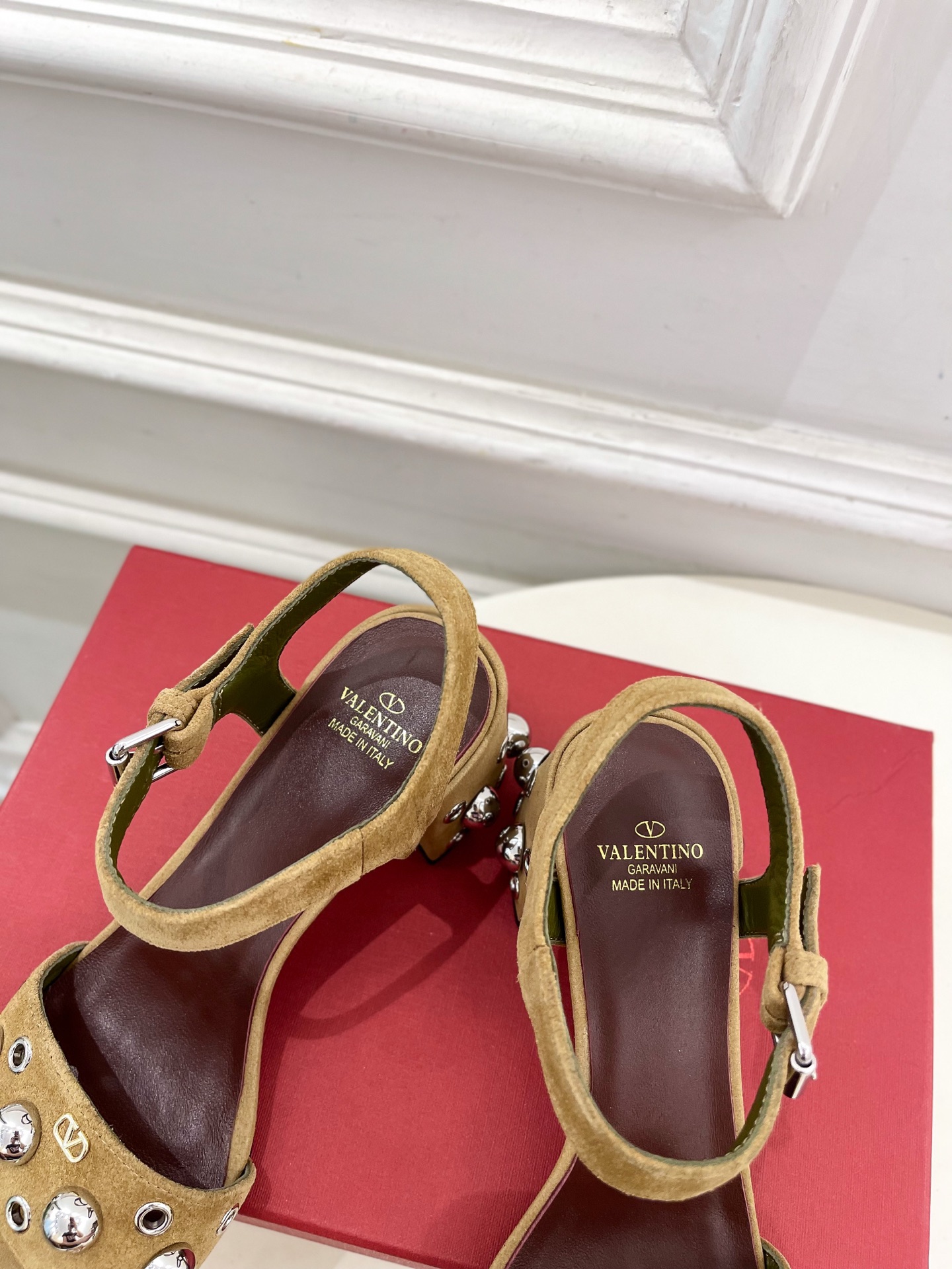 Valentino 华伦天奴 2025春夏新品 VT鉚钉粗跟凉鞋上新☑️
——————————————
