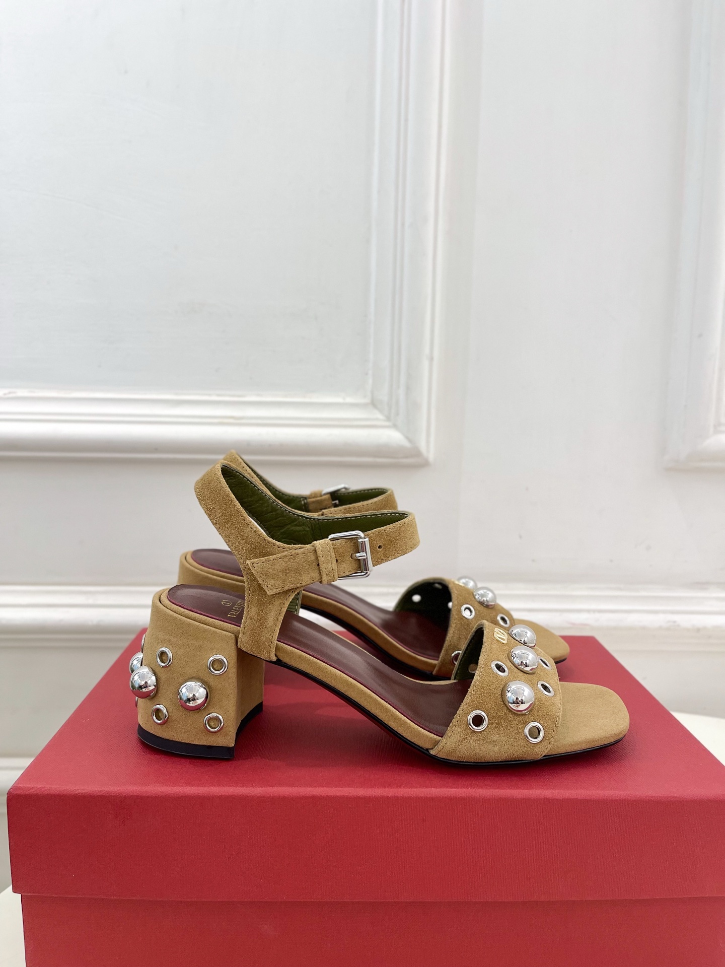 Valentino 华伦天奴 2025春夏新品 VT鉚钉粗跟凉鞋上新☑️
——————————————
