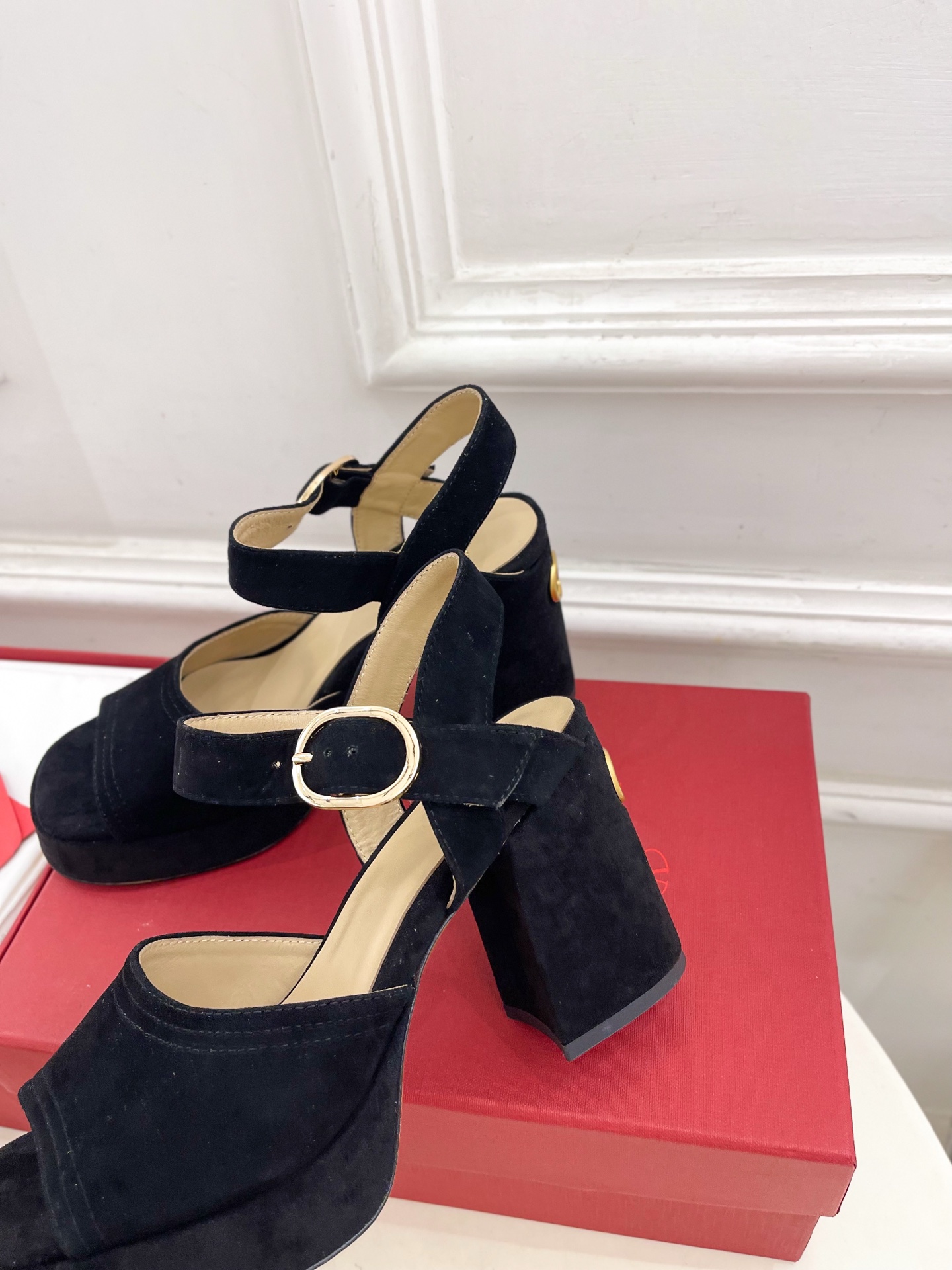 Valentino 华伦天奴 2025春夏新品 防水台高跟凉鞋上新☑️
——————————————
V