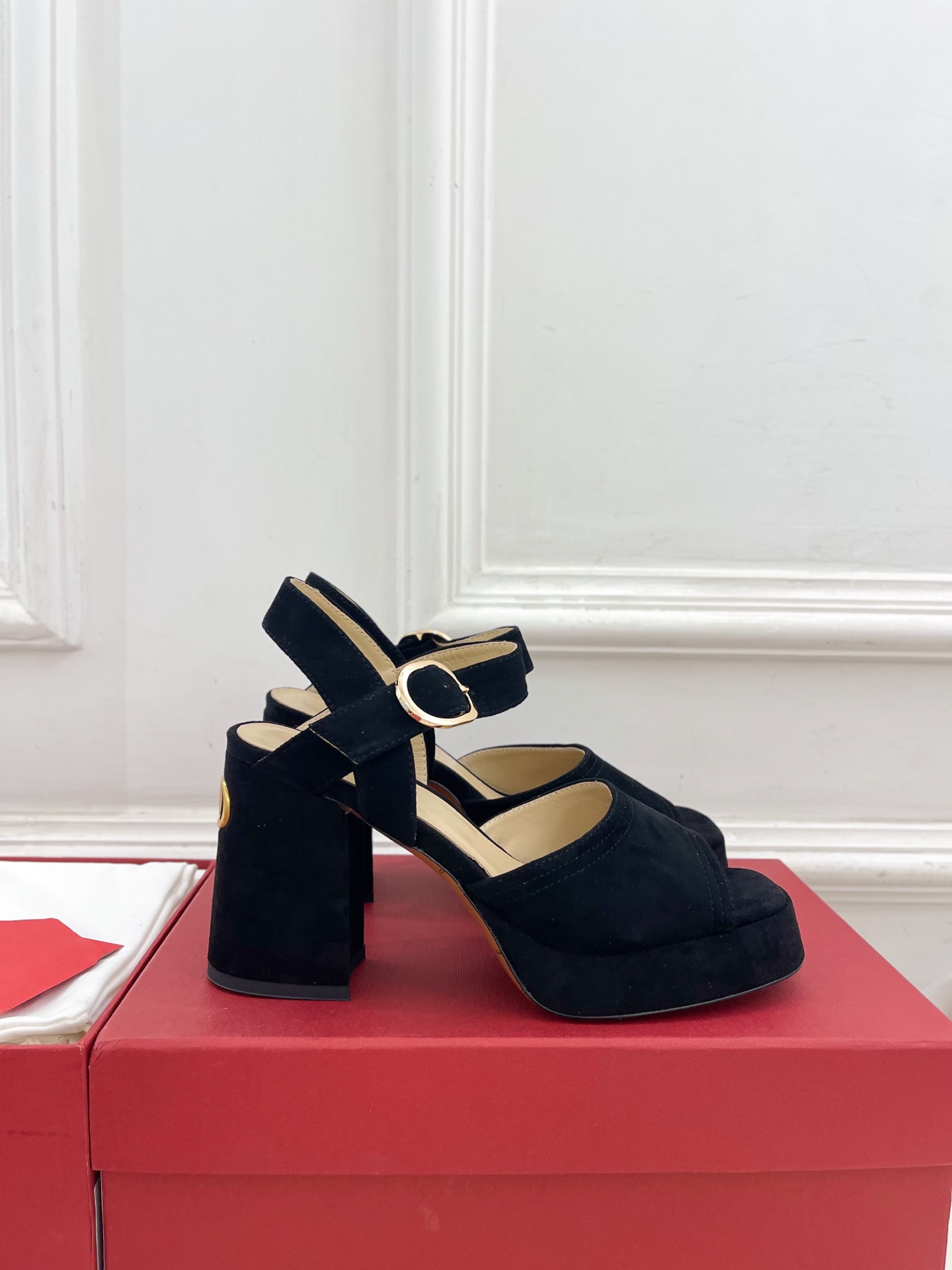 Valentino 华伦天奴 2025春夏新品 防水台高跟凉鞋上新☑️
——————————————
V