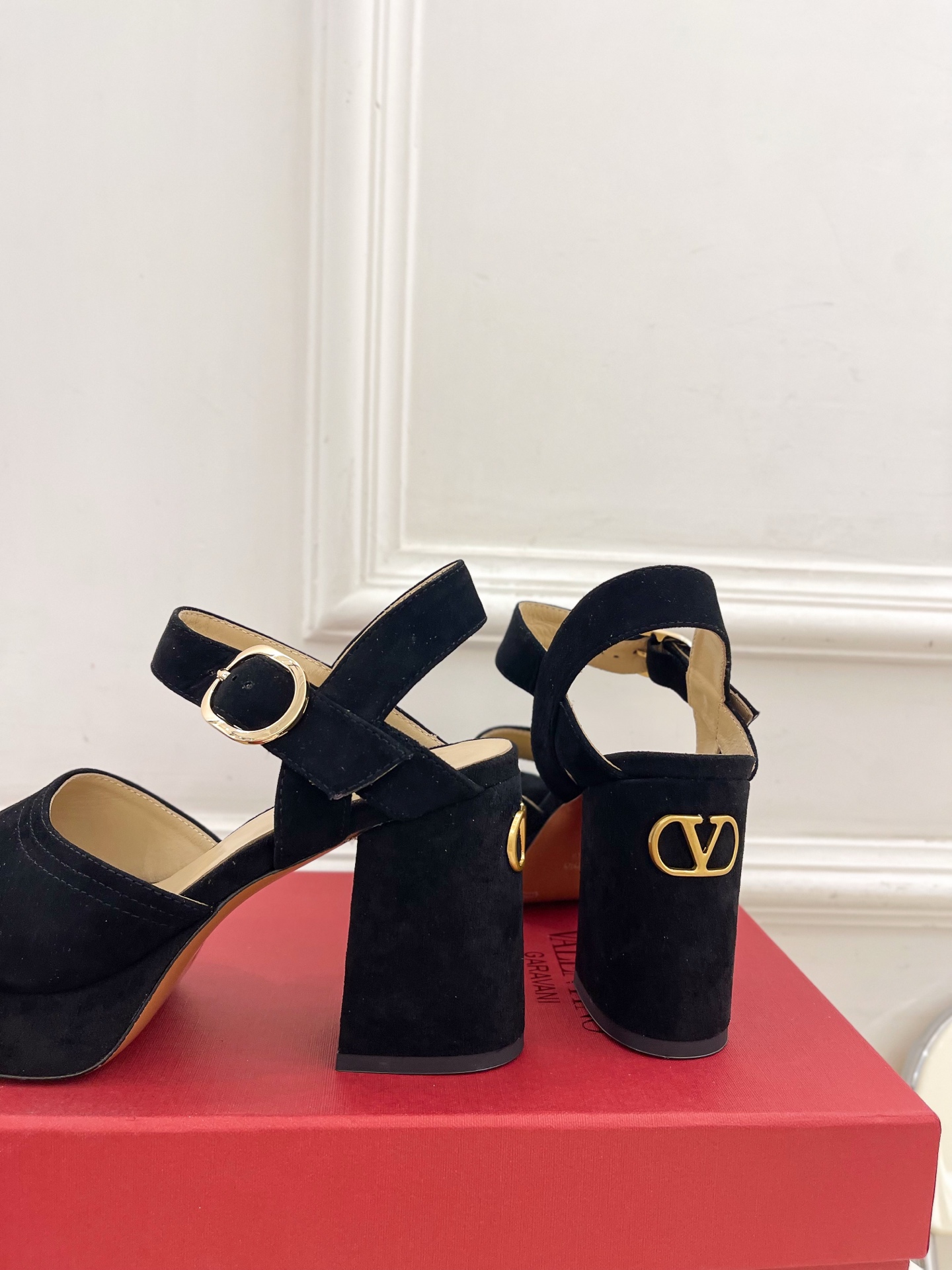 Valentino 华伦天奴 2025春夏新品 防水台高跟凉鞋上新☑️
——————————————
V