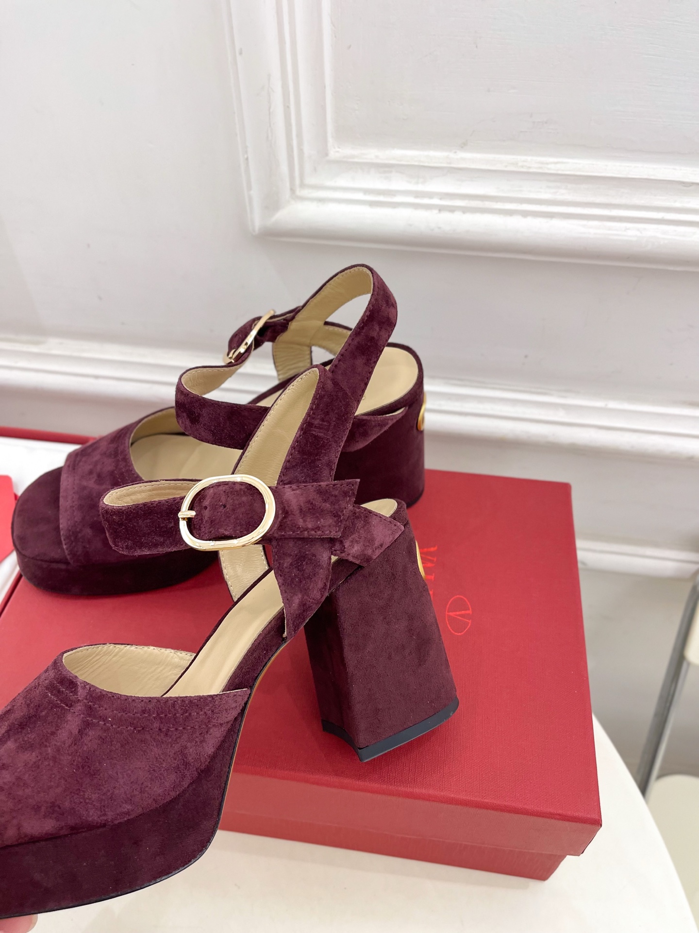 Valentino 华伦天奴 2025春夏新品 防水台高跟凉鞋上新☑️
——————————————
V