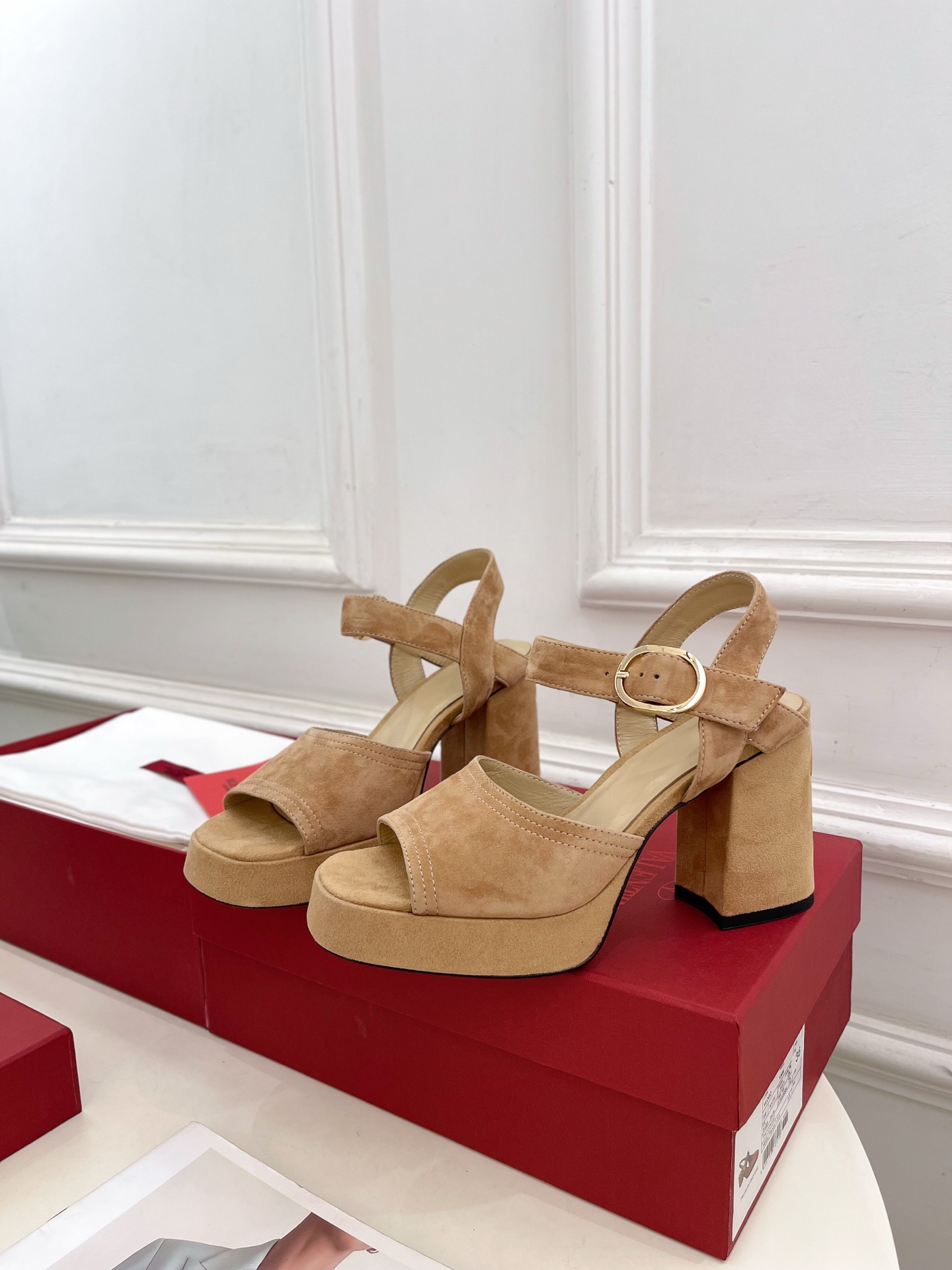 Valentino 华伦天奴 2025春夏新品 防水台高跟凉鞋上新☑️
——————————————
V