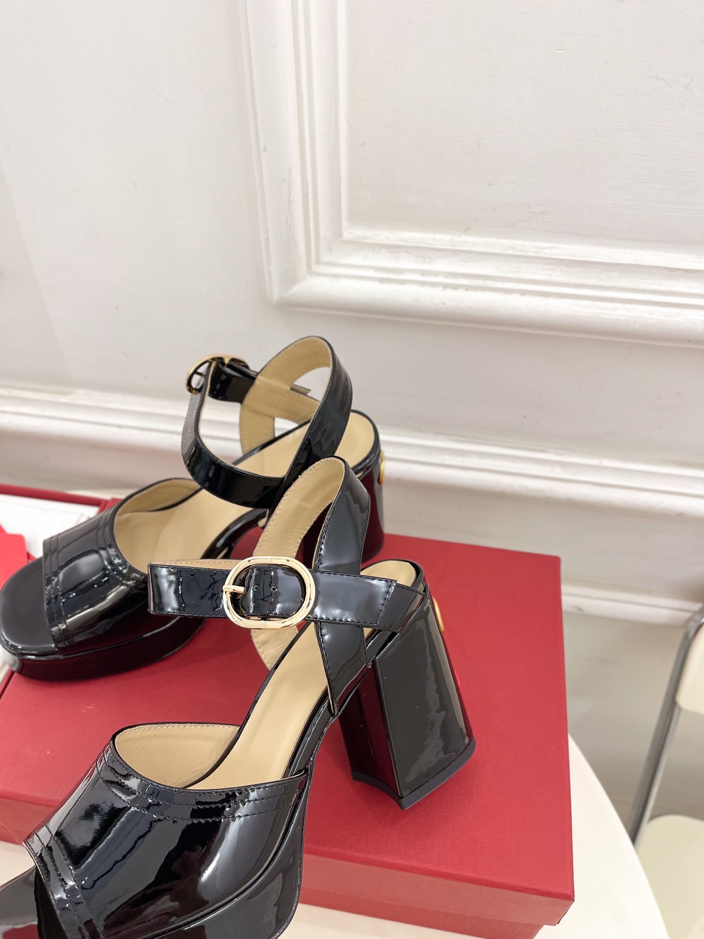 Valentino 华伦天奴 2025春夏新品 防水台高跟凉鞋上新☑️
——————————————
V