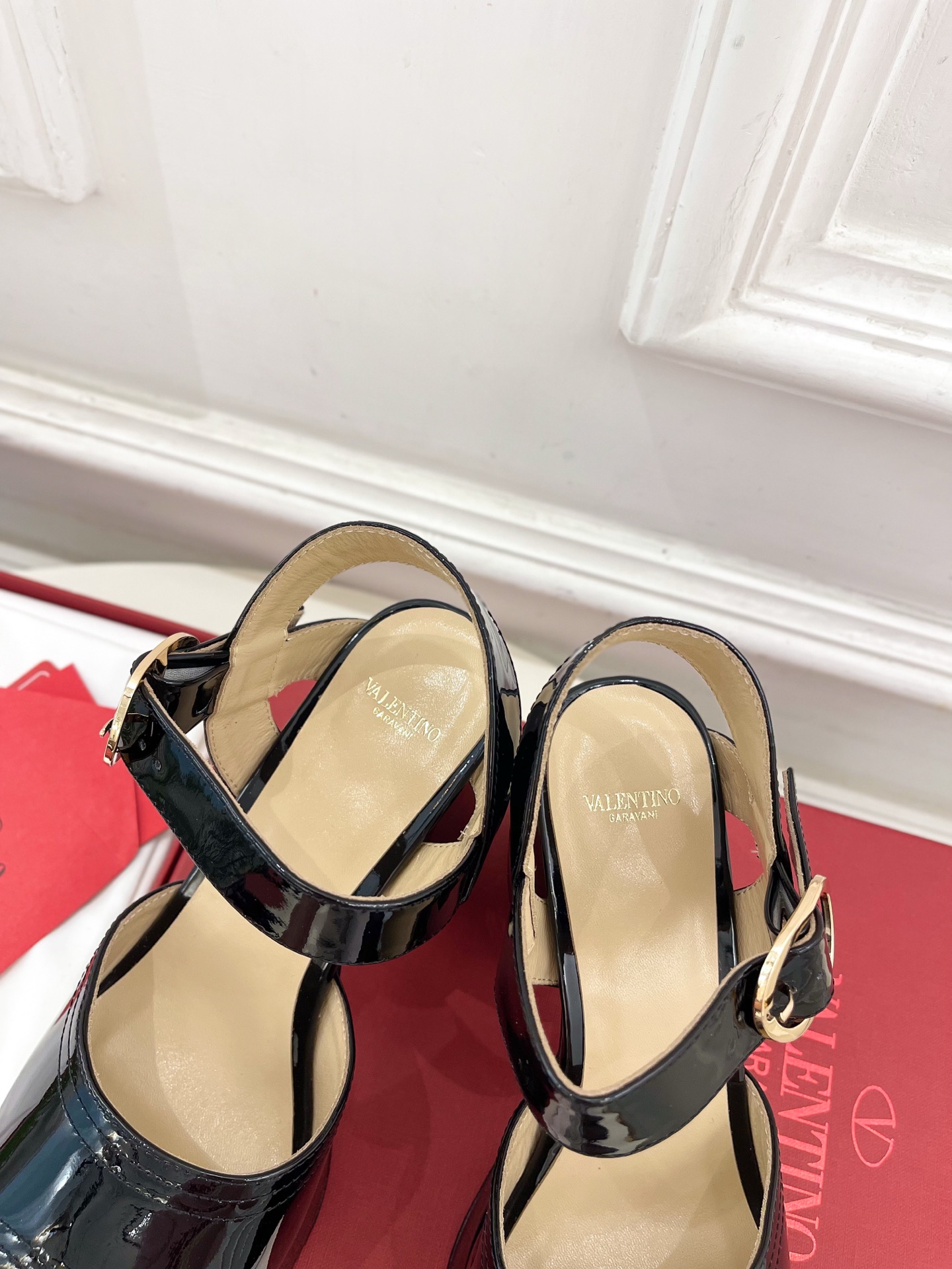 Valentino 华伦天奴 2025春夏新品 防水台高跟凉鞋上新☑️
——————————————
V