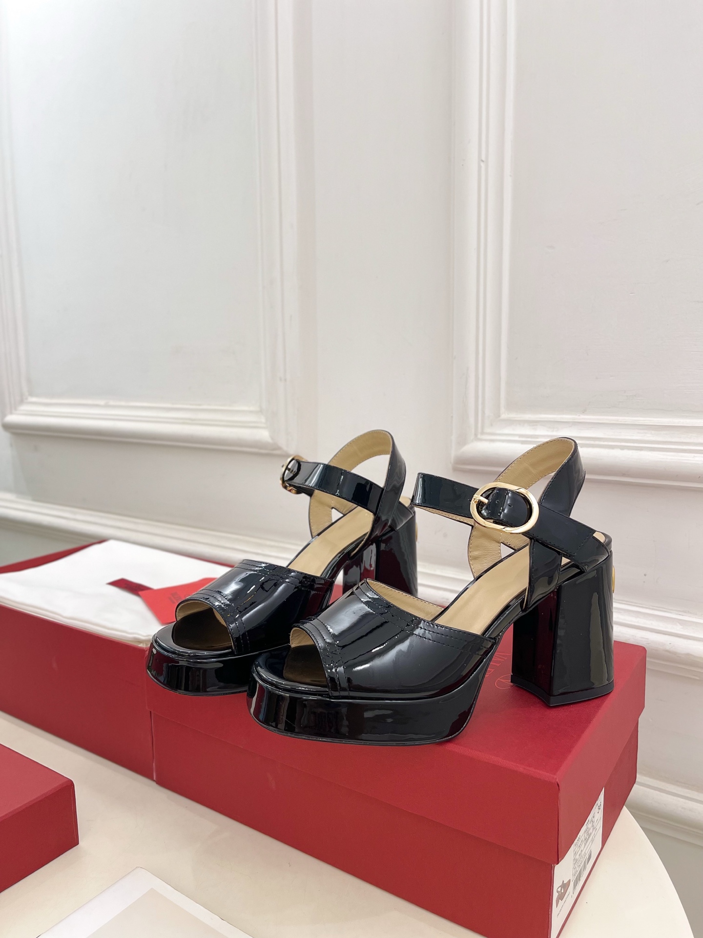 Valentino 华伦天奴 2025春夏新品 防水台高跟凉鞋上新☑️
——————————————
V