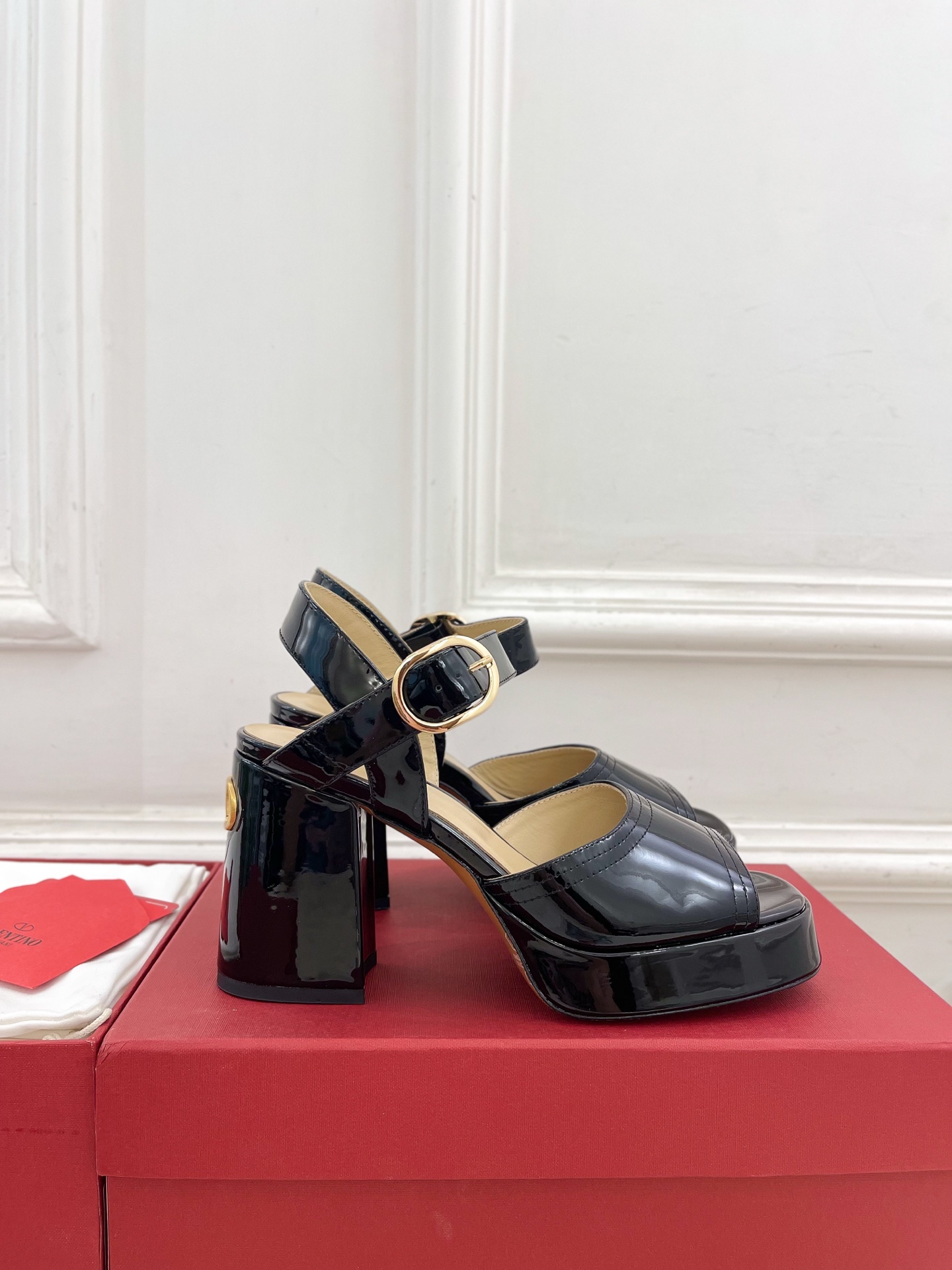 Valentino 华伦天奴 2025春夏新品 防水台高跟凉鞋上新☑️
——————————————
V