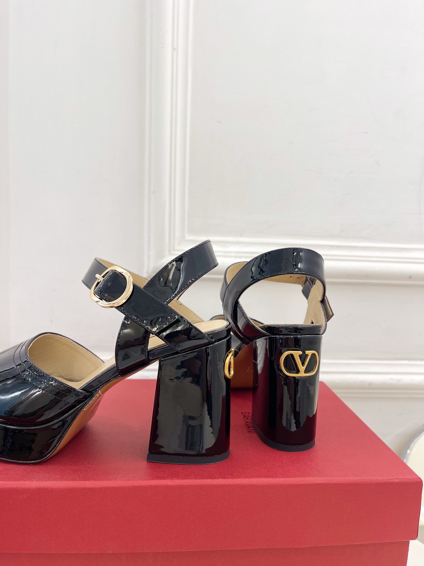 Valentino 华伦天奴 2025春夏新品 防水台高跟凉鞋上新☑️
——————————————
V