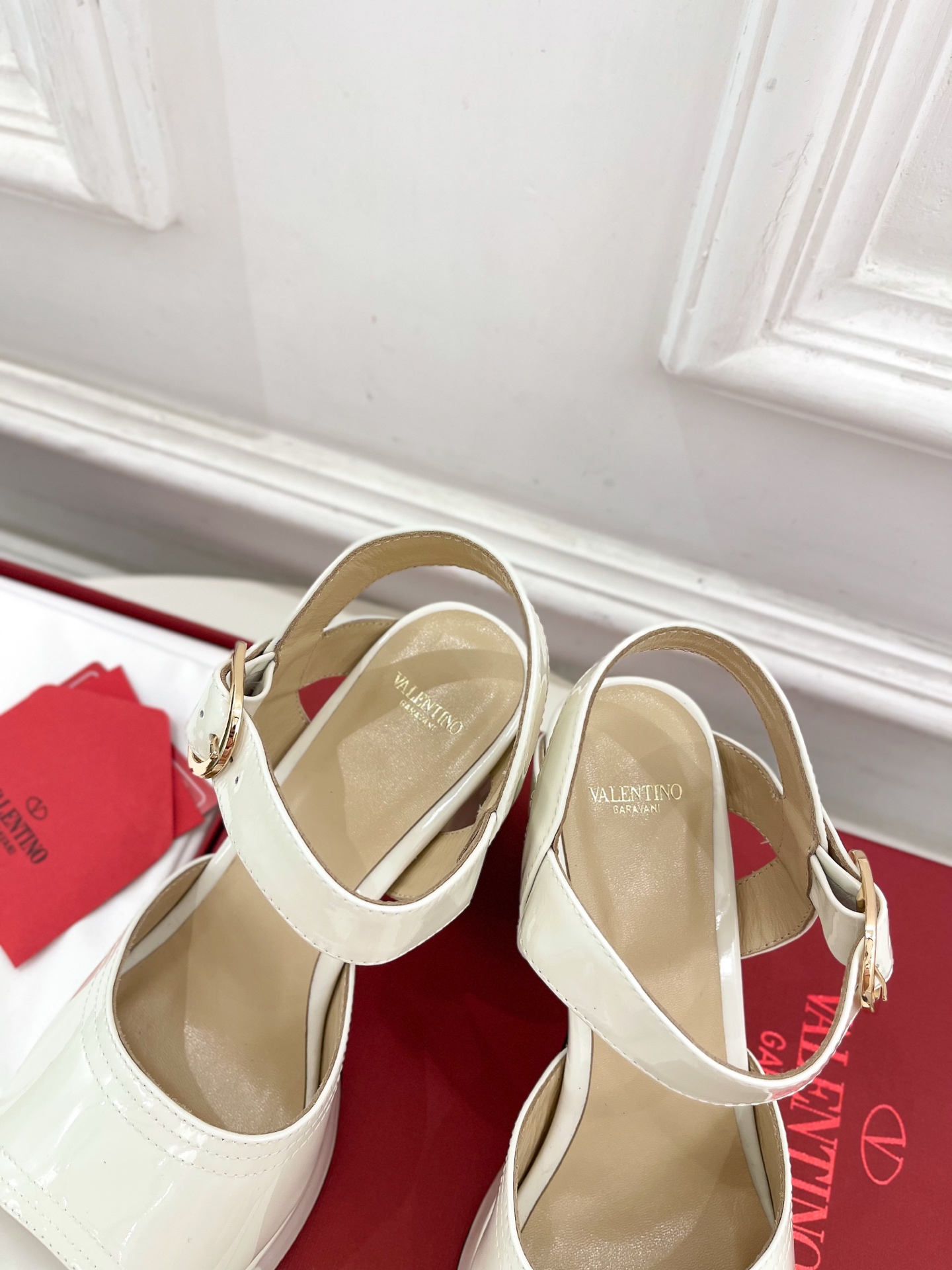 Valentino 华伦天奴 2025春夏新品 防水台高跟凉鞋上新☑️
——————————————
V