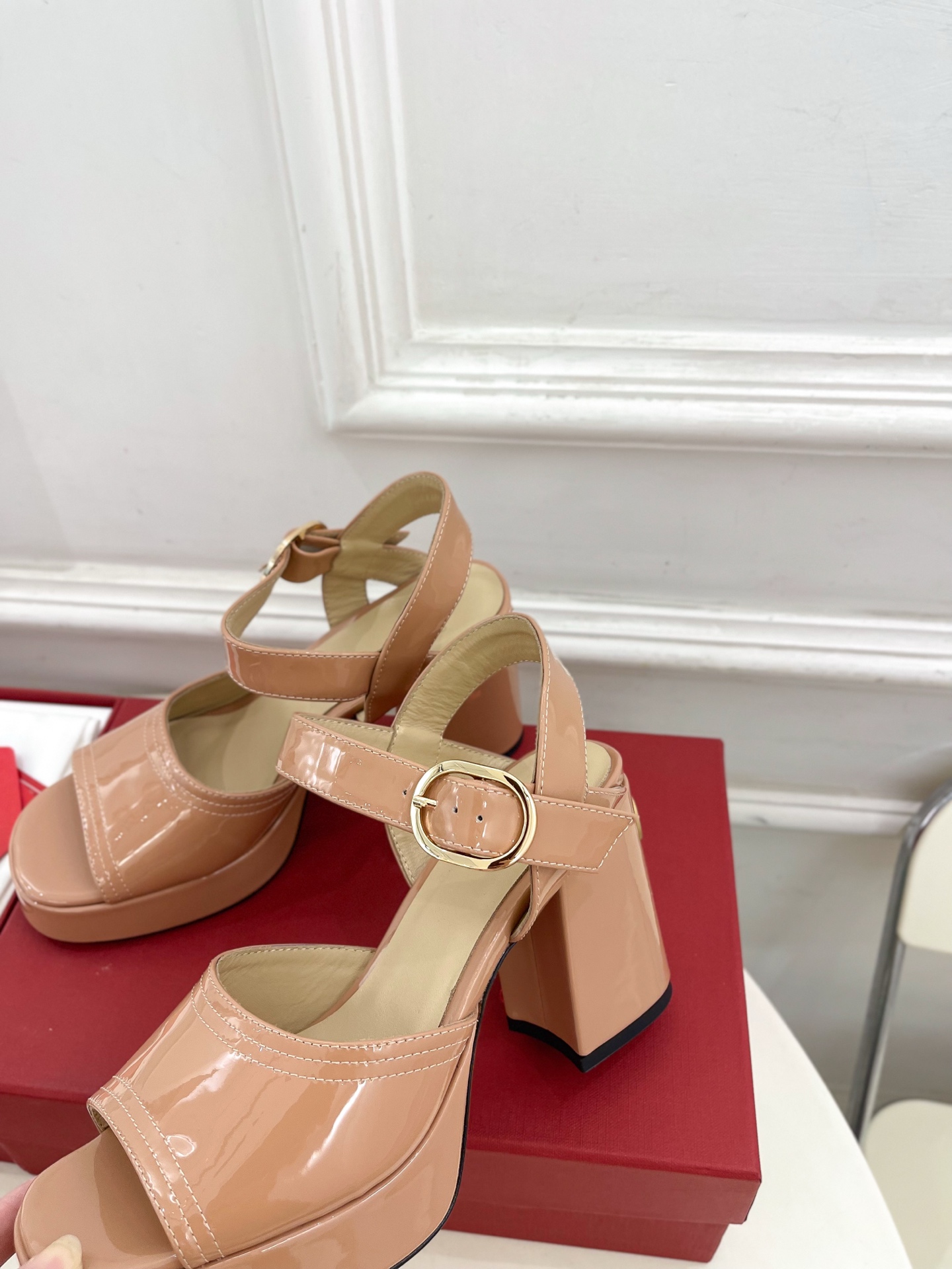 Valentino 华伦天奴 2025春夏新品 防水台高跟凉鞋上新☑️
——————————————
V