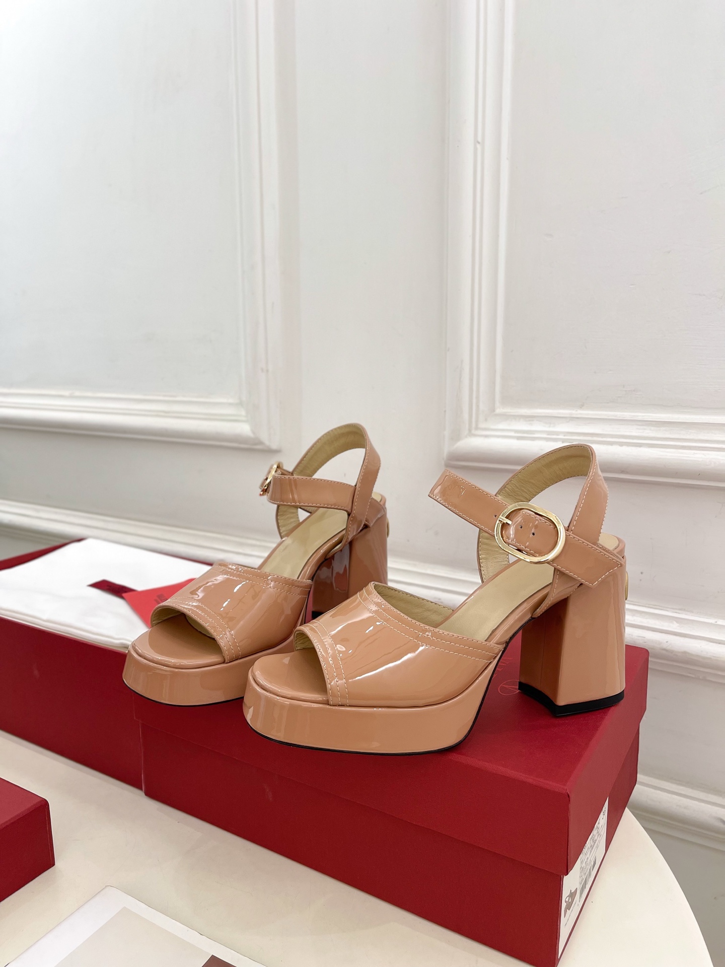 Valentino 华伦天奴 2025春夏新品 防水台高跟凉鞋上新☑️
——————————————
V