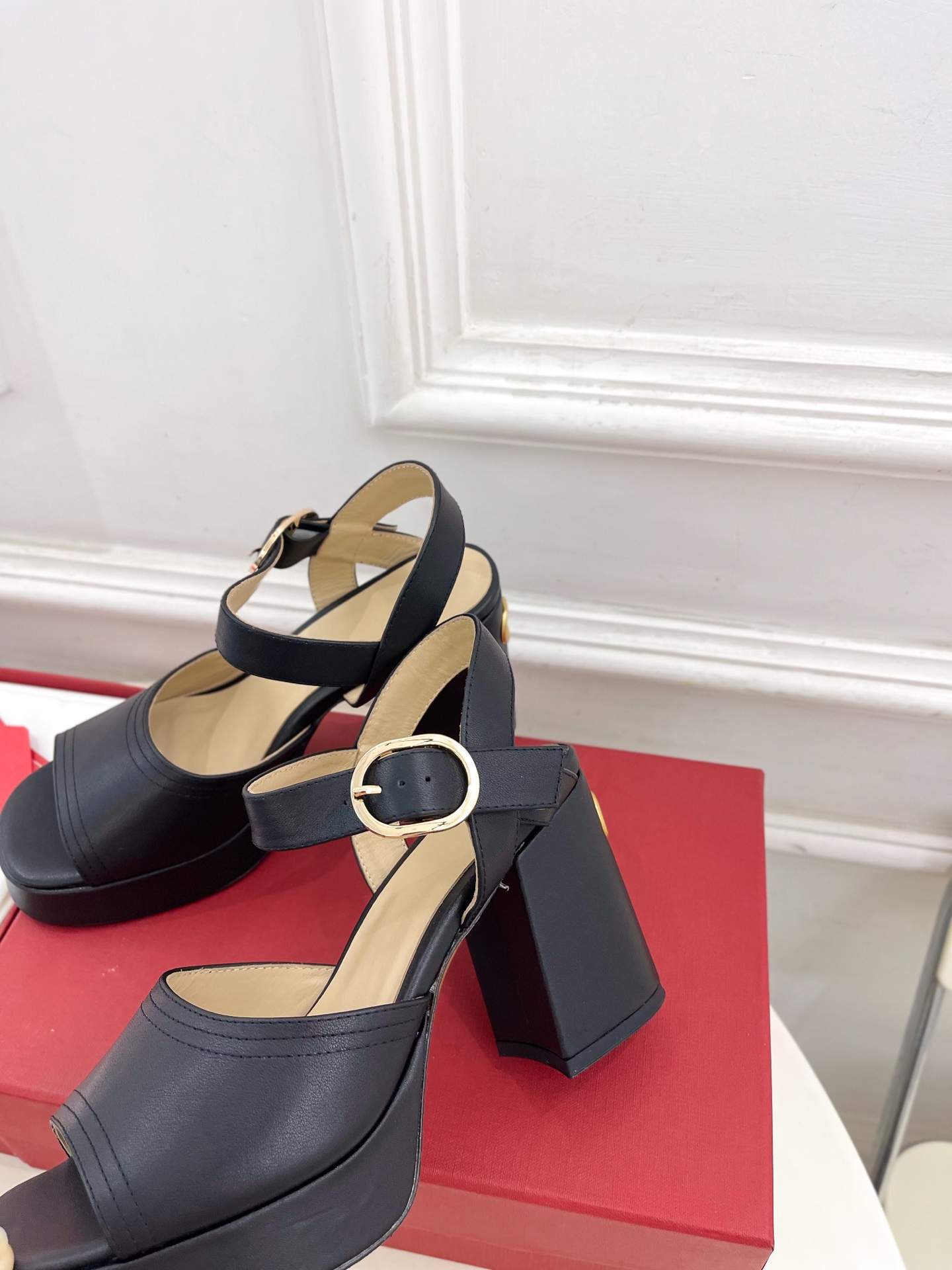 Valentino 华伦天奴 2025春夏新品 防水台高跟凉鞋上新☑️
——————————————
V