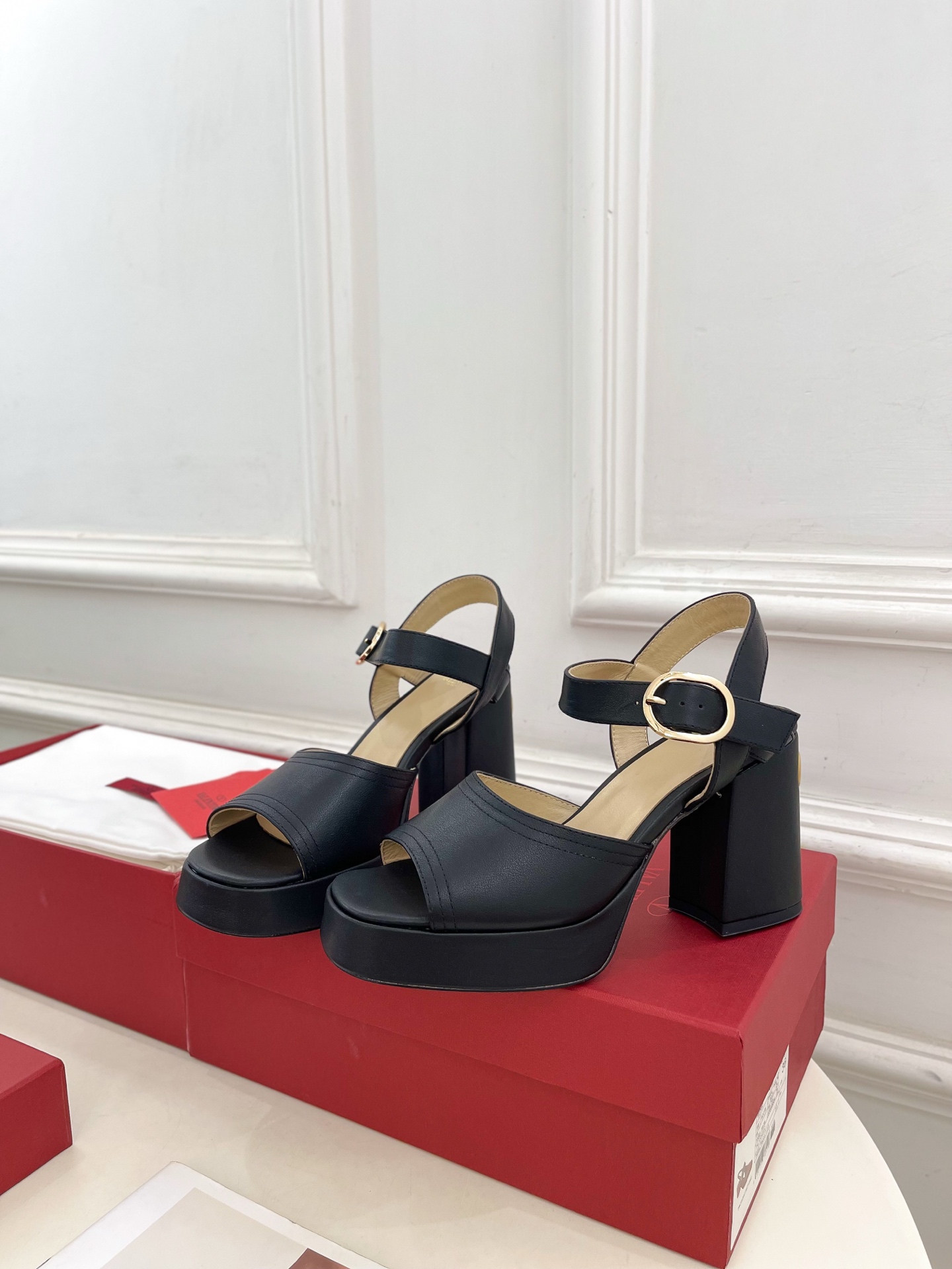 Valentino 华伦天奴 2025春夏新品 防水台高跟凉鞋上新☑️
——————————————
V
