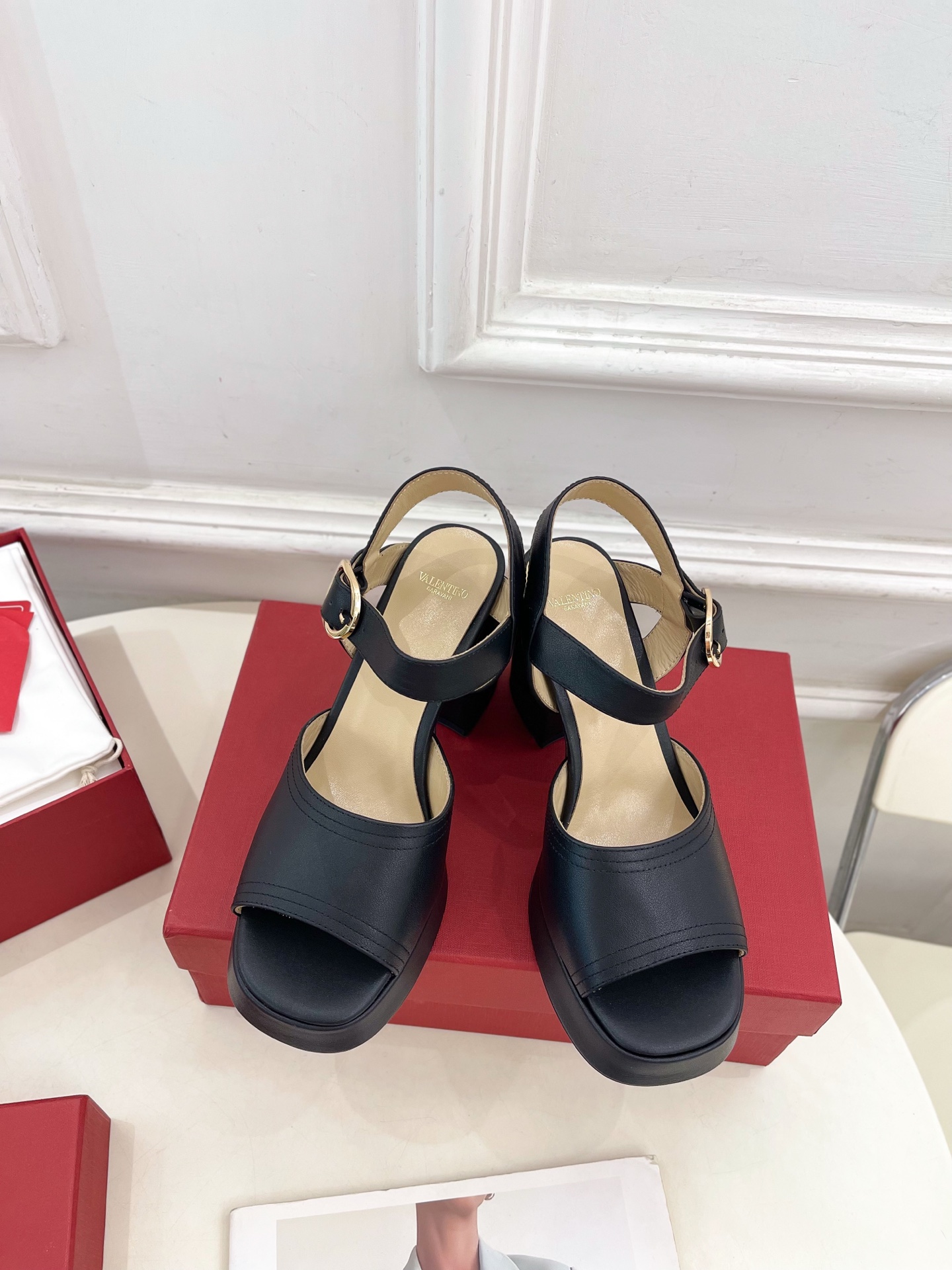 Valentino 华伦天奴 2025春夏新品 防水台高跟凉鞋上新☑️
——————————————
V