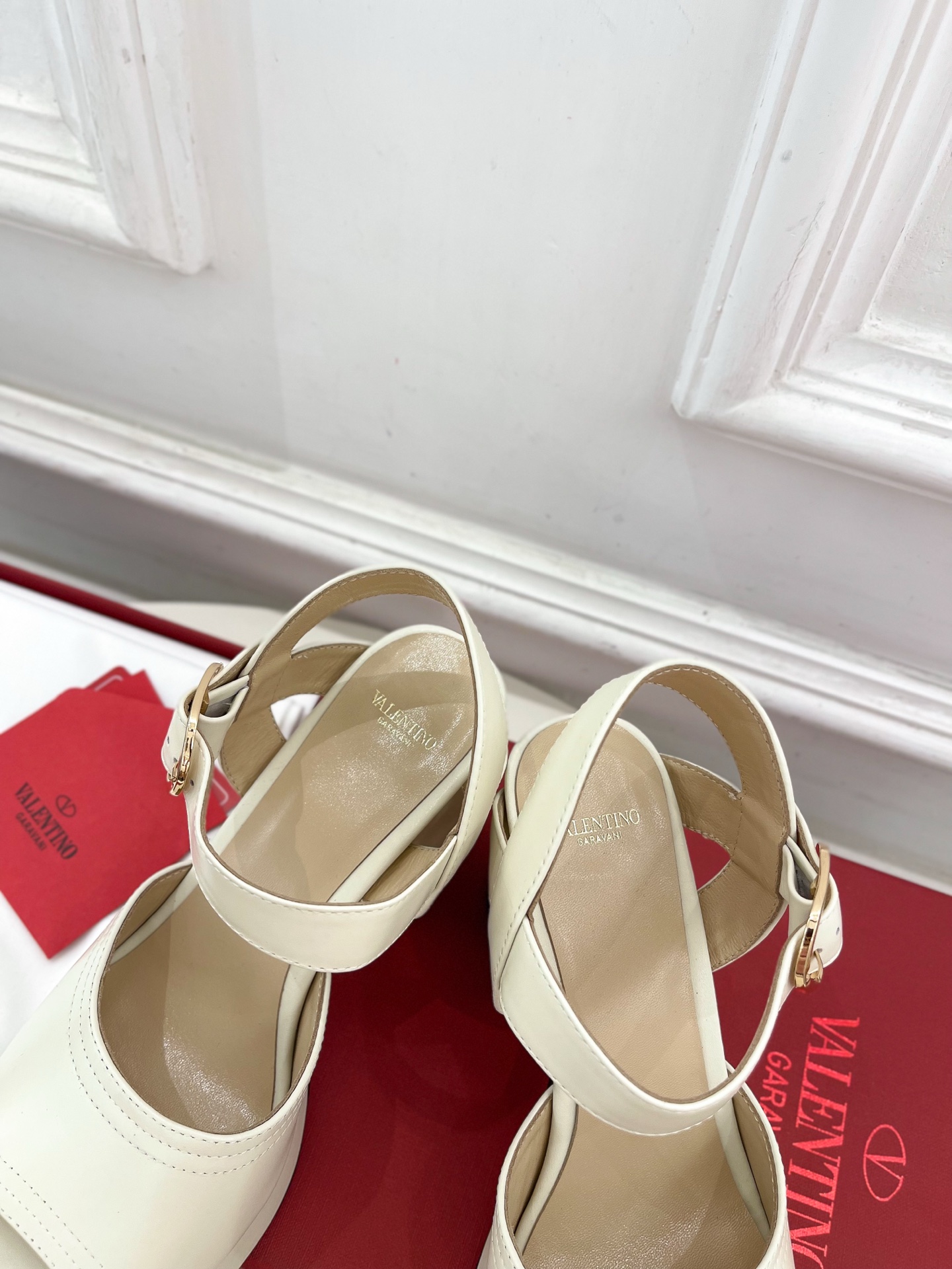 Valentino 华伦天奴 2025春夏新品 防水台高跟凉鞋上新☑️
——————————————
V