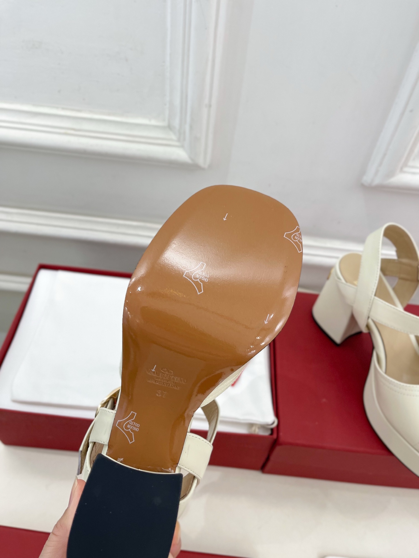 Valentino 华伦天奴 2025春夏新品 防水台高跟凉鞋上新☑️
——————————————
V