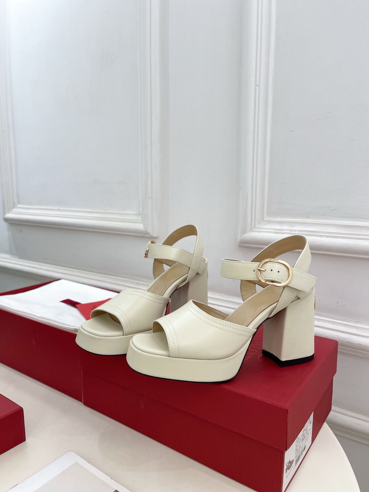 Valentino 华伦天奴 2025春夏新品 防水台高跟凉鞋上新☑️
——————————————
V