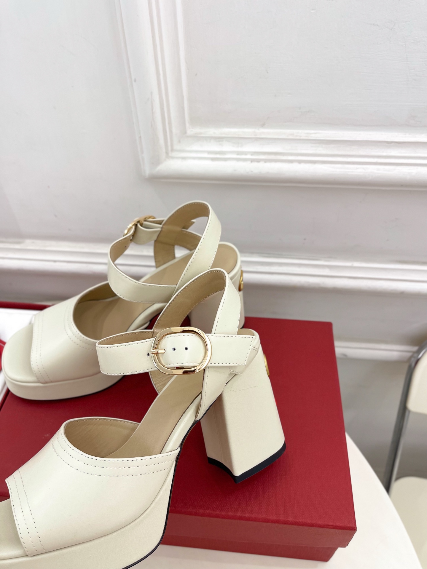 Valentino 华伦天奴 2025春夏新品 防水台高跟凉鞋上新☑️
——————————————
V