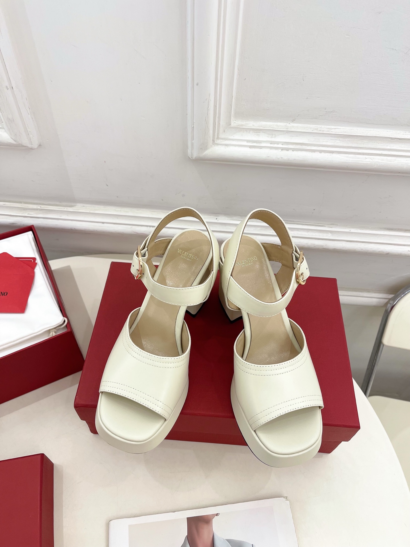 Valentino 华伦天奴 2025春夏新品 防水台高跟凉鞋上新☑️
——————————————
V