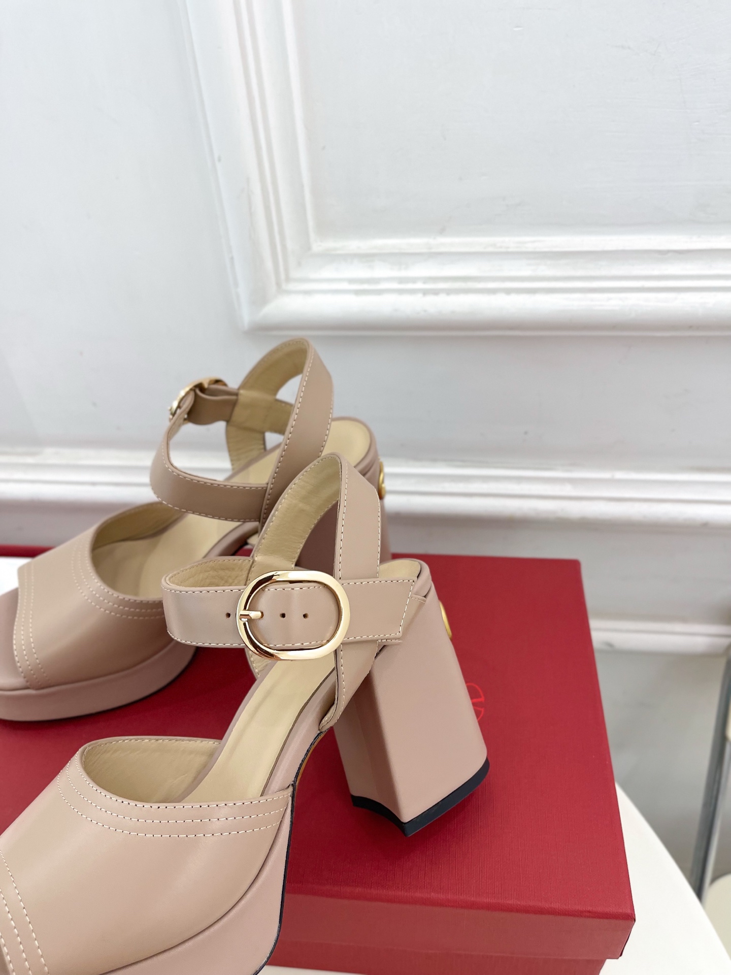 Valentino 华伦天奴 2025春夏新品 防水台高跟凉鞋上新☑️
——————————————
V