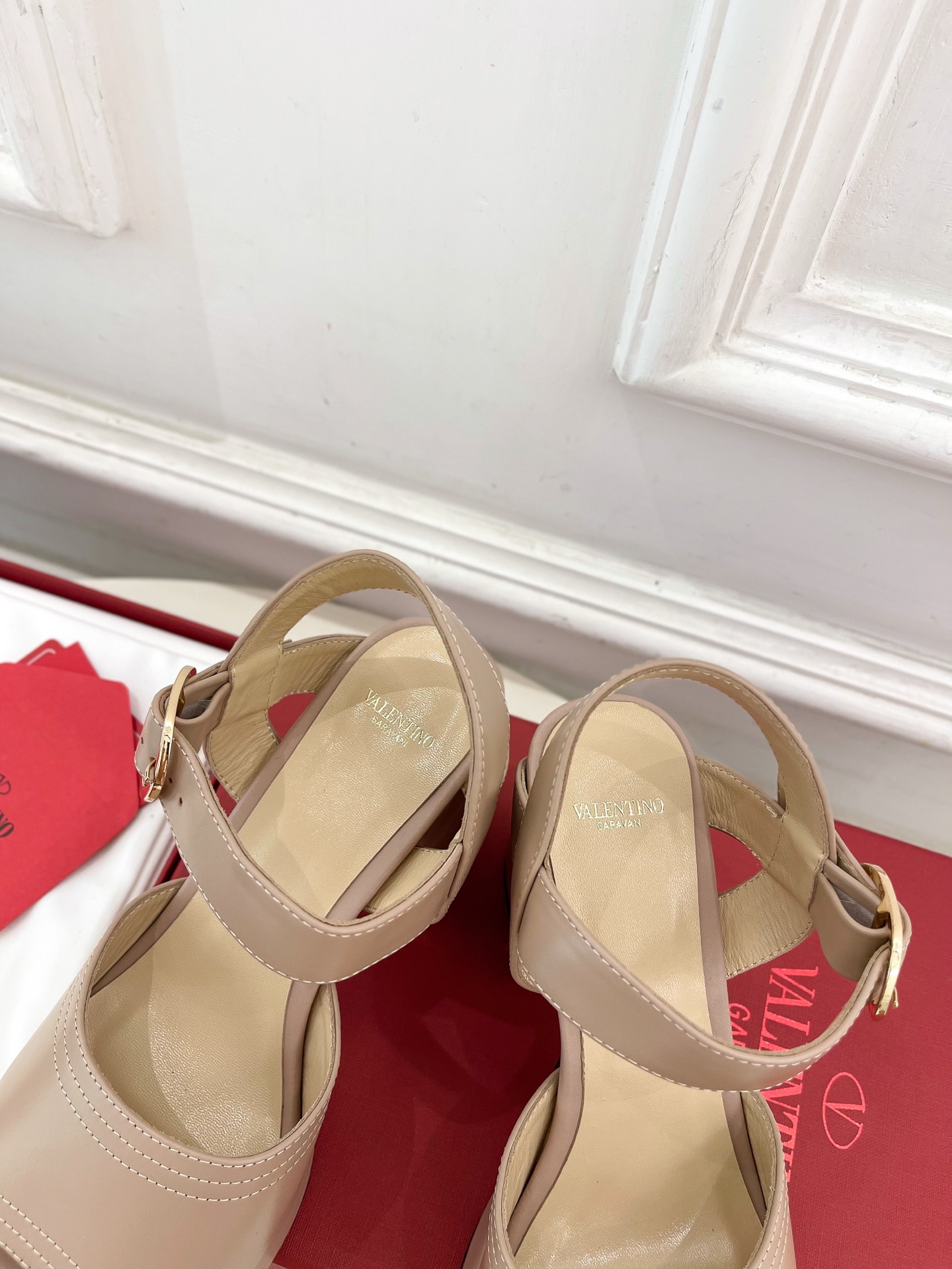 Valentino 华伦天奴 2025春夏新品 防水台高跟凉鞋上新☑️
——————————————
V