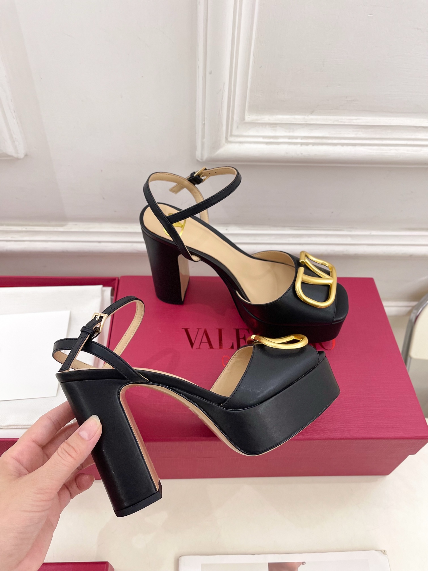 Valentino 华伦天奴 2025春夏新品 VT恨天高防水台高跟凉鞋上新☑️
———————————