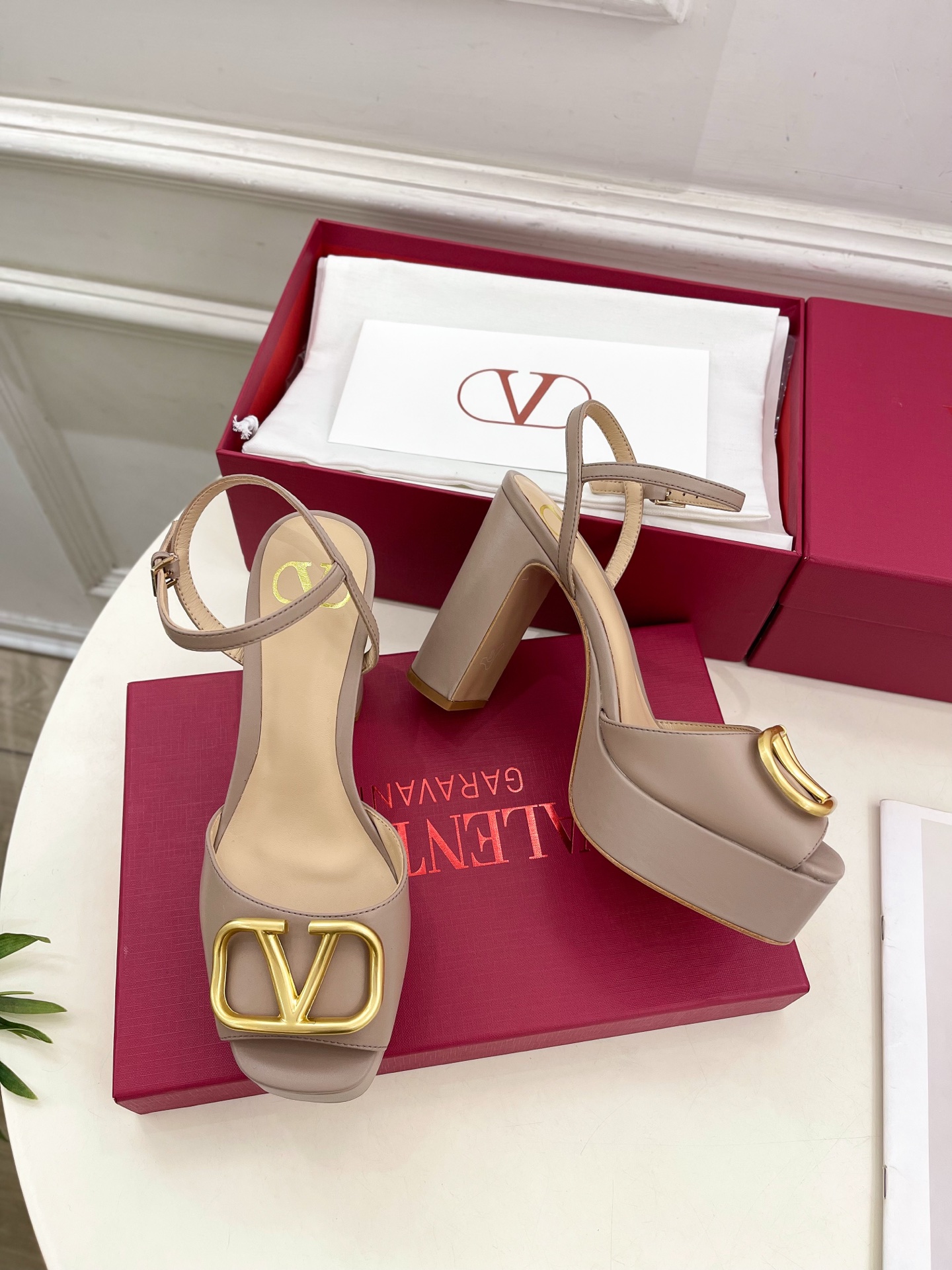 Valentino 华伦天奴 2025春夏新品 VT恨天高防水台高跟凉鞋上新☑️
———————————