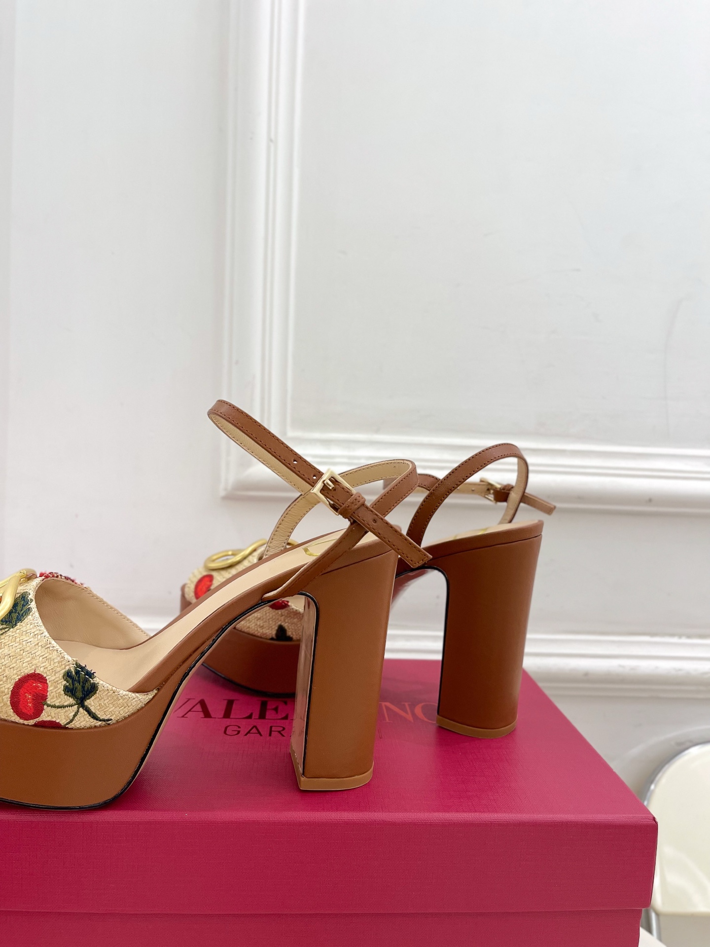 Valentino 华伦天奴 2025春夏新品 VT恨天高防水台高跟凉鞋上新☑️
———————————