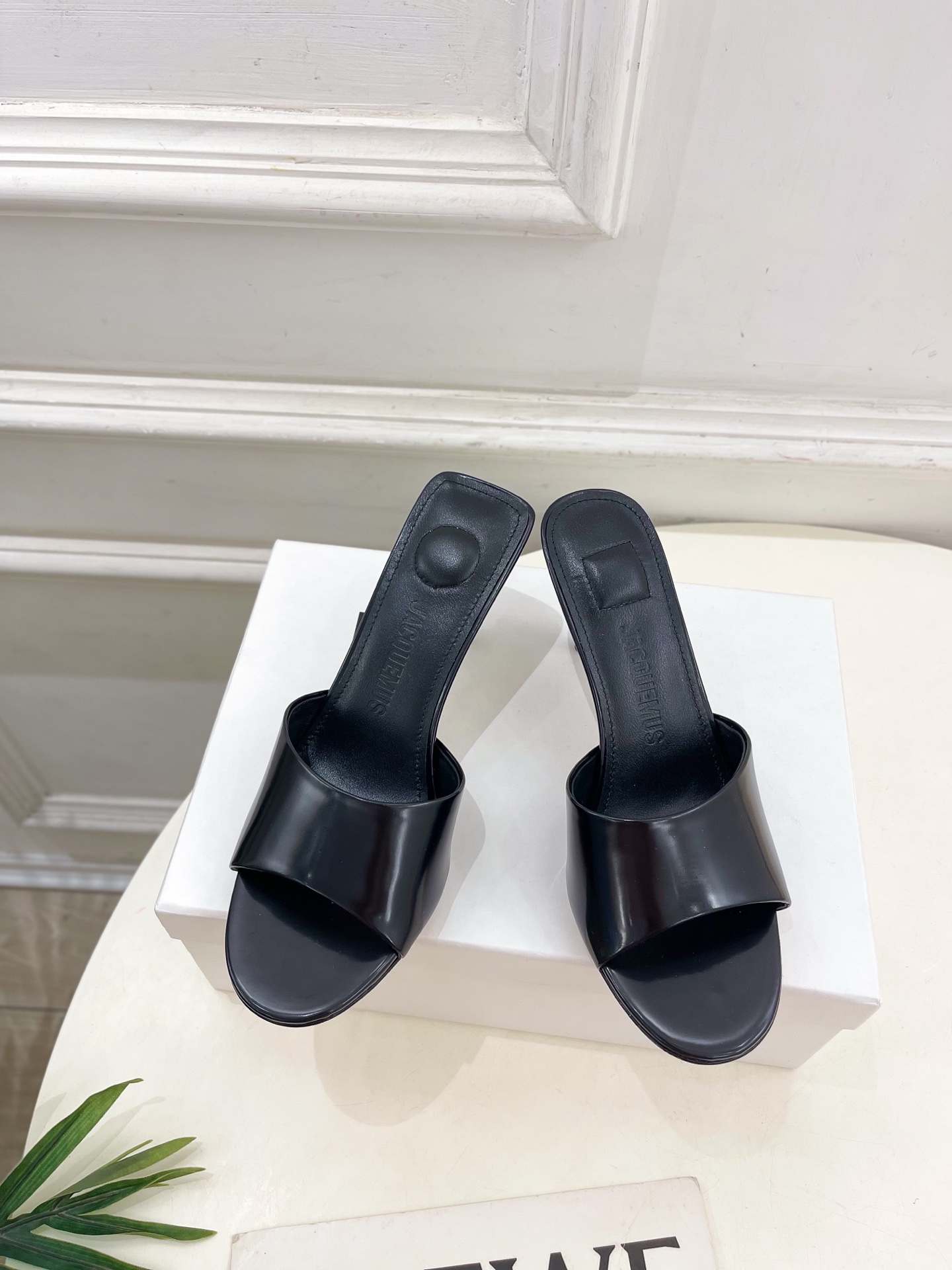 JACQUEMUS 2025春夏新品 百搭圆头高跟拖鞋
—————————
作为这两年最受欢迎的设计师牌