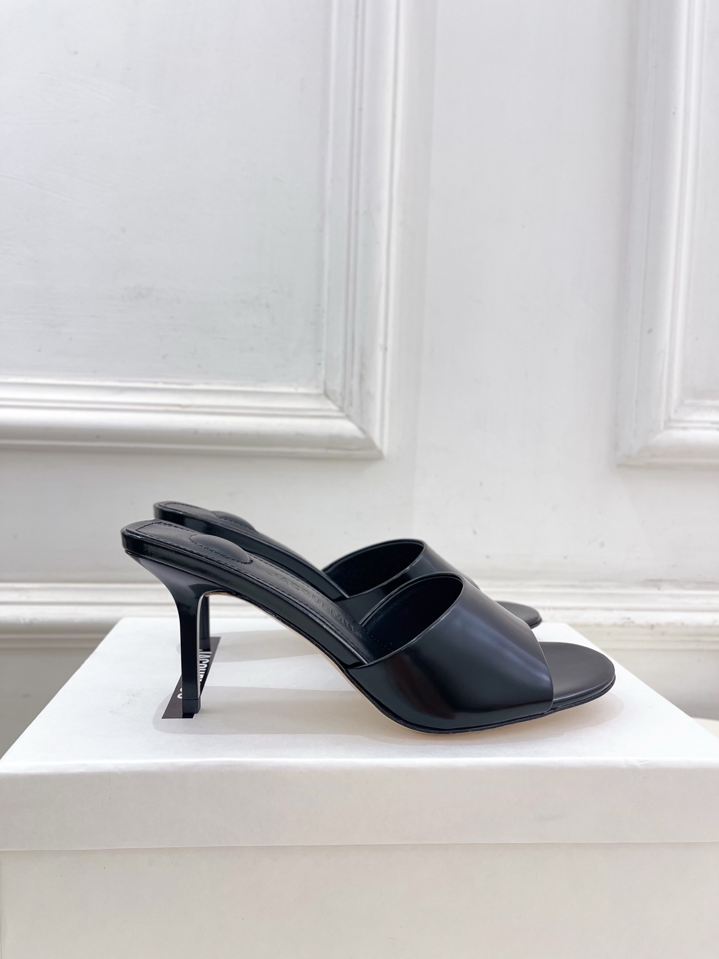 JACQUEMUS 2025春夏新品 百搭圆头高跟拖鞋
—————————
作为这两年最受欢迎的设计师牌