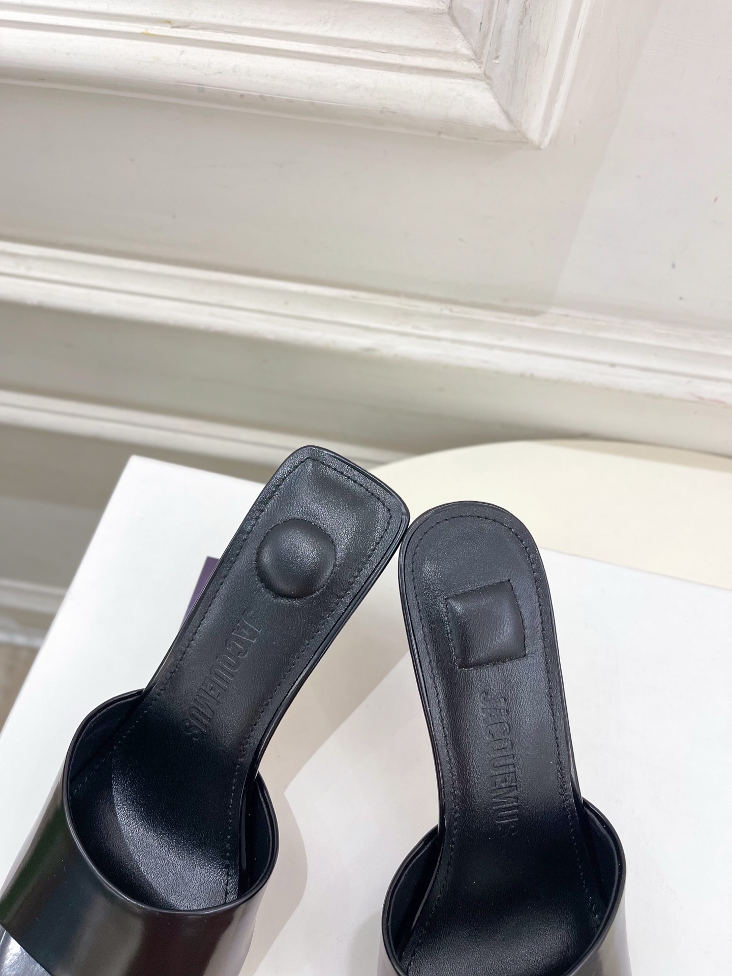 JACQUEMUS 2025春夏新品 百搭圆头高跟拖鞋
—————————
作为这两年最受欢迎的设计师牌