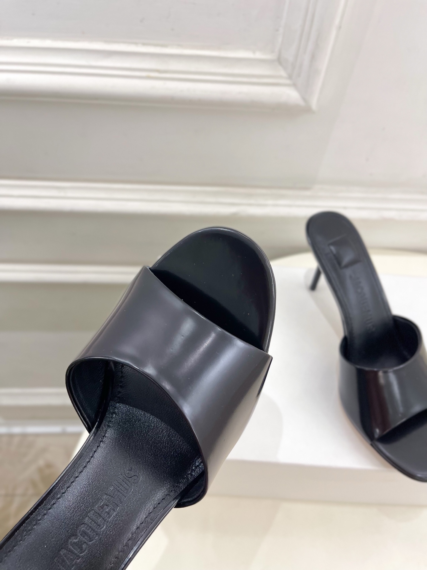 JACQUEMUS 2025春夏新品 百搭圆头高跟拖鞋
—————————
作为这两年最受欢迎的设计师牌