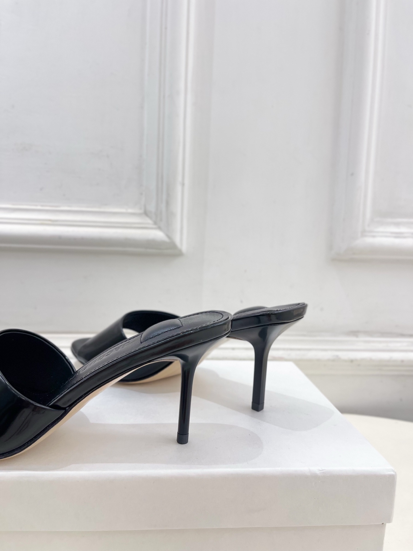 JACQUEMUS 2025春夏新品 百搭圆头高跟拖鞋
—————————
作为这两年最受欢迎的设计师牌