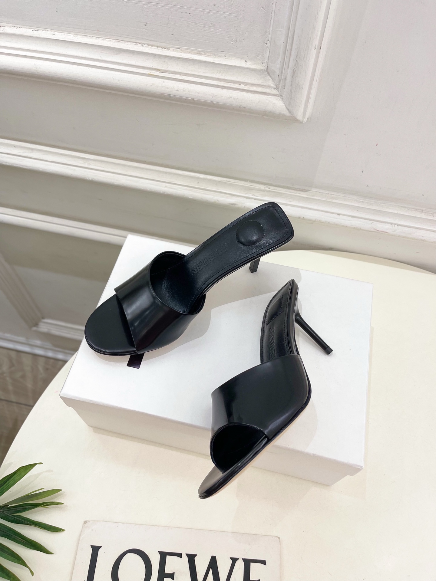 JACQUEMUS 2025春夏新品 百搭圆头高跟拖鞋
—————————
作为这两年最受欢迎的设计师牌